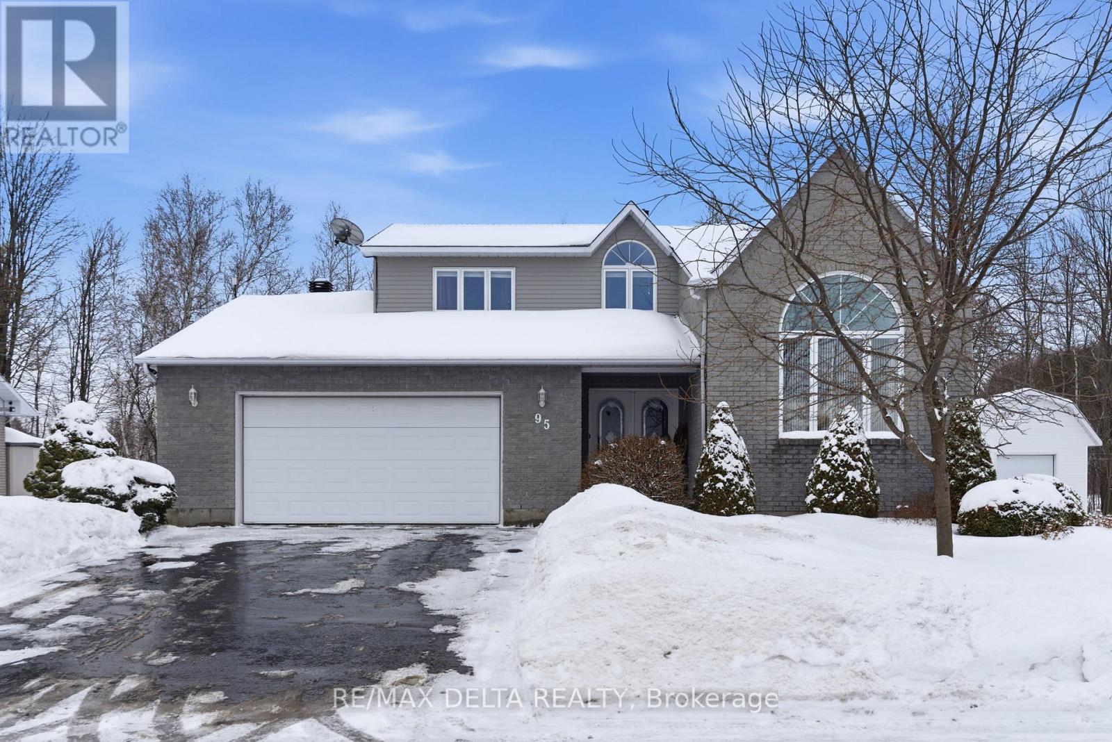 <div class="slider-price">$525,000</div><p>95 Lalande Crescent, Alfred And Plantagenet, Ontario</p>