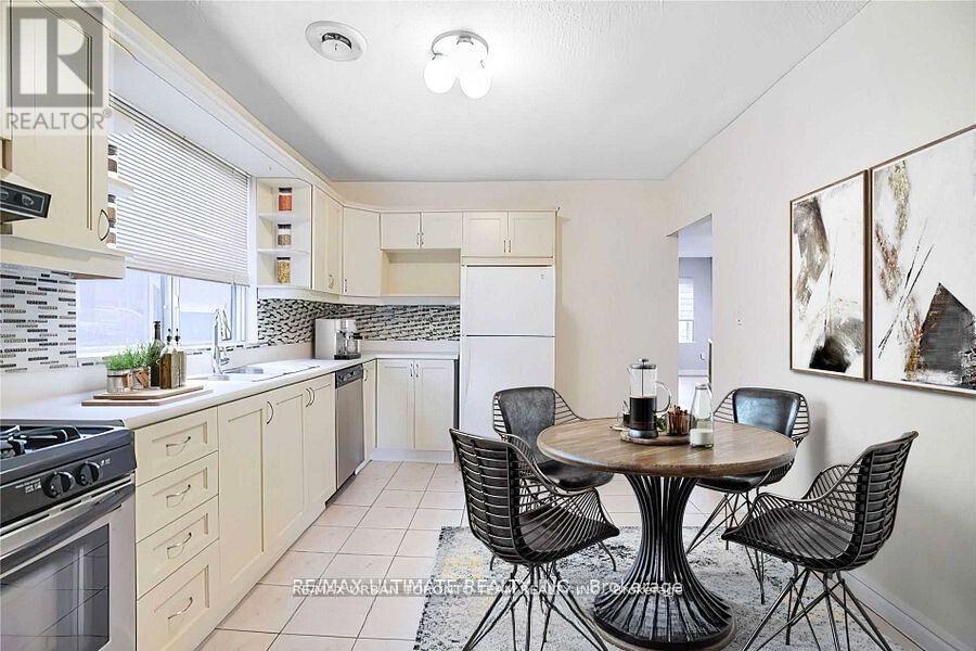 Upper - 745 Coxwell Avenue, Toronto, Ontario  M4C 3C5 - Photo 7 - E12775670