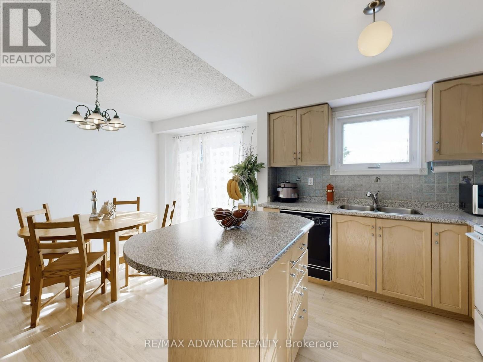 67 Kelso Crescent, Vaughan, Ontario  L6A 2C8 - Photo 6 - N12775664