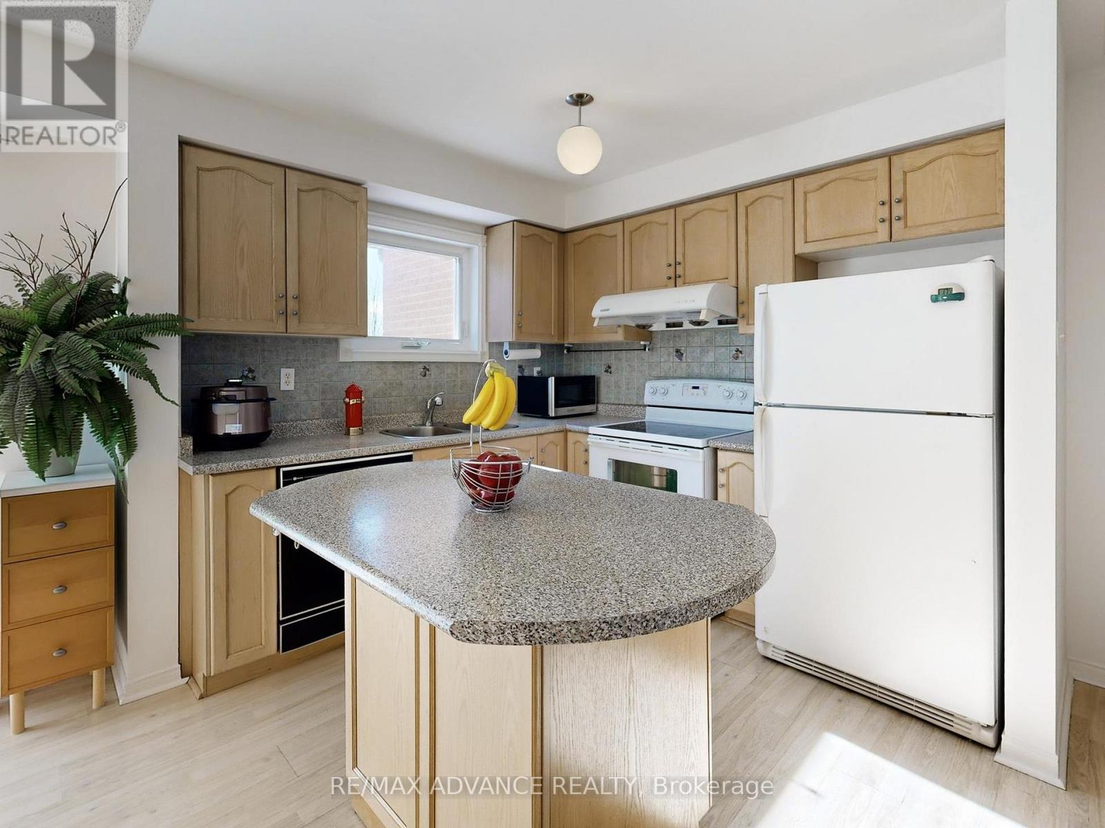 67 Kelso Crescent, Vaughan, Ontario  L6A 2C8 - Photo 7 - N12775664