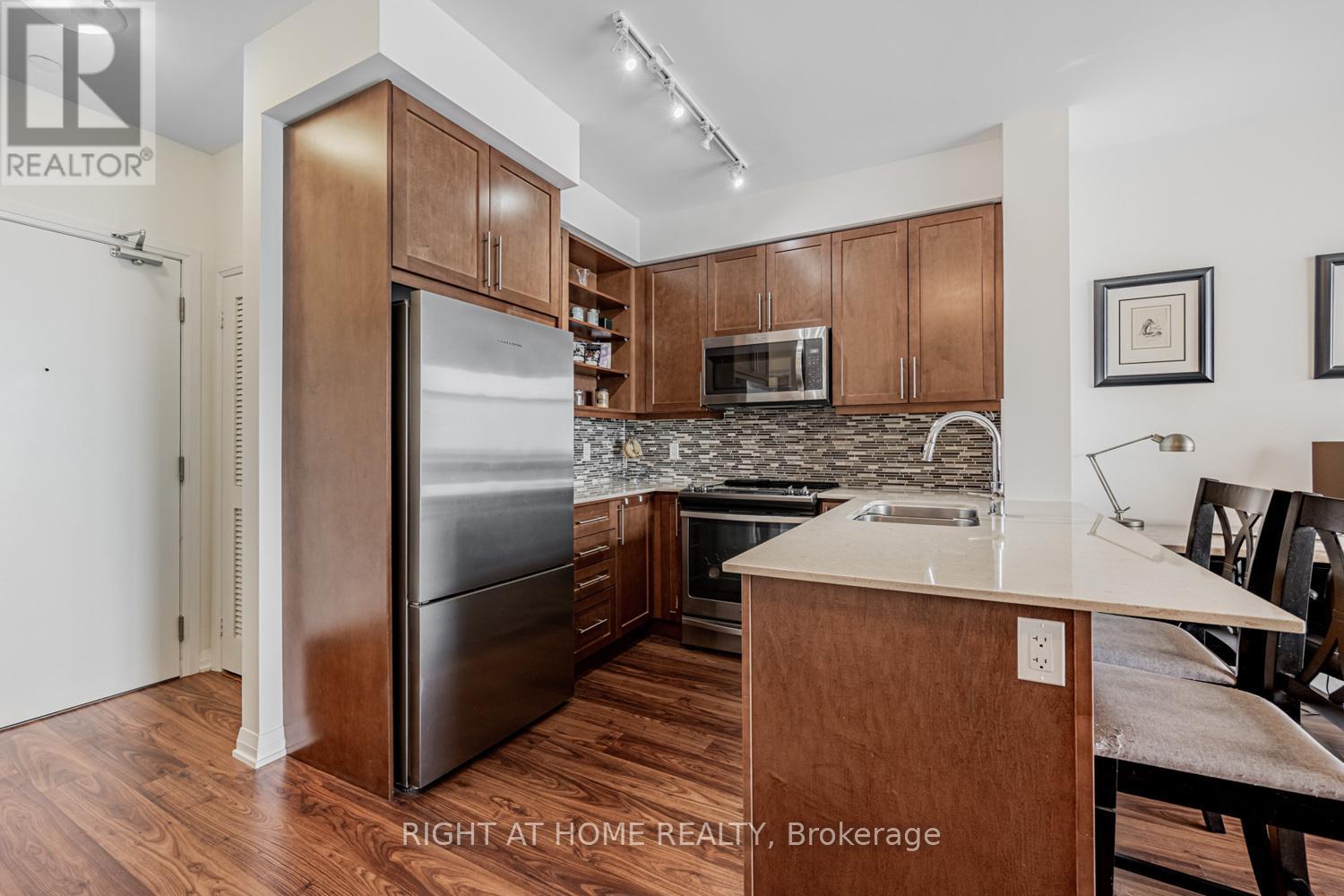 1010 - 65 Oneida Crescent, Richmond Hill (Langstaff), Ontario  L4B 0G9 - Photo 2 - N12775768