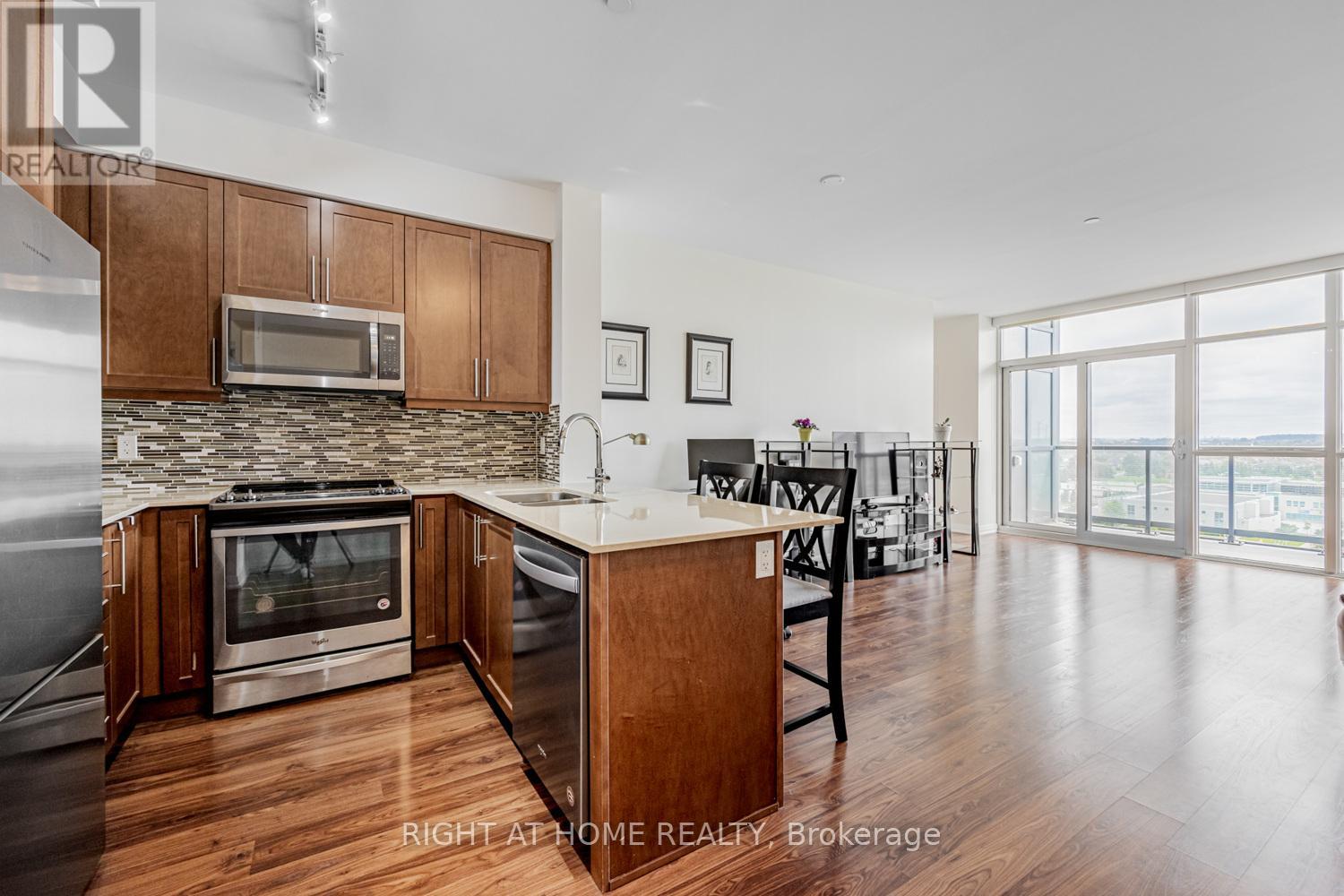 1010 - 65 Oneida Crescent, Richmond Hill (Langstaff), Ontario  L4B 0G9 - Photo 3 - N12775768