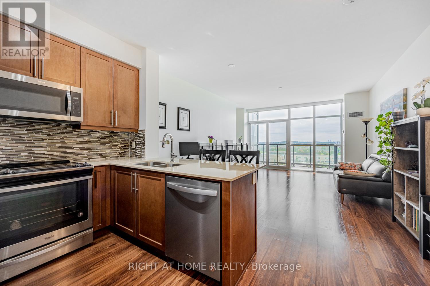 1010 - 65 Oneida Crescent, Richmond Hill (Langstaff), Ontario  L4B 0G9 - Photo 4 - N12775768