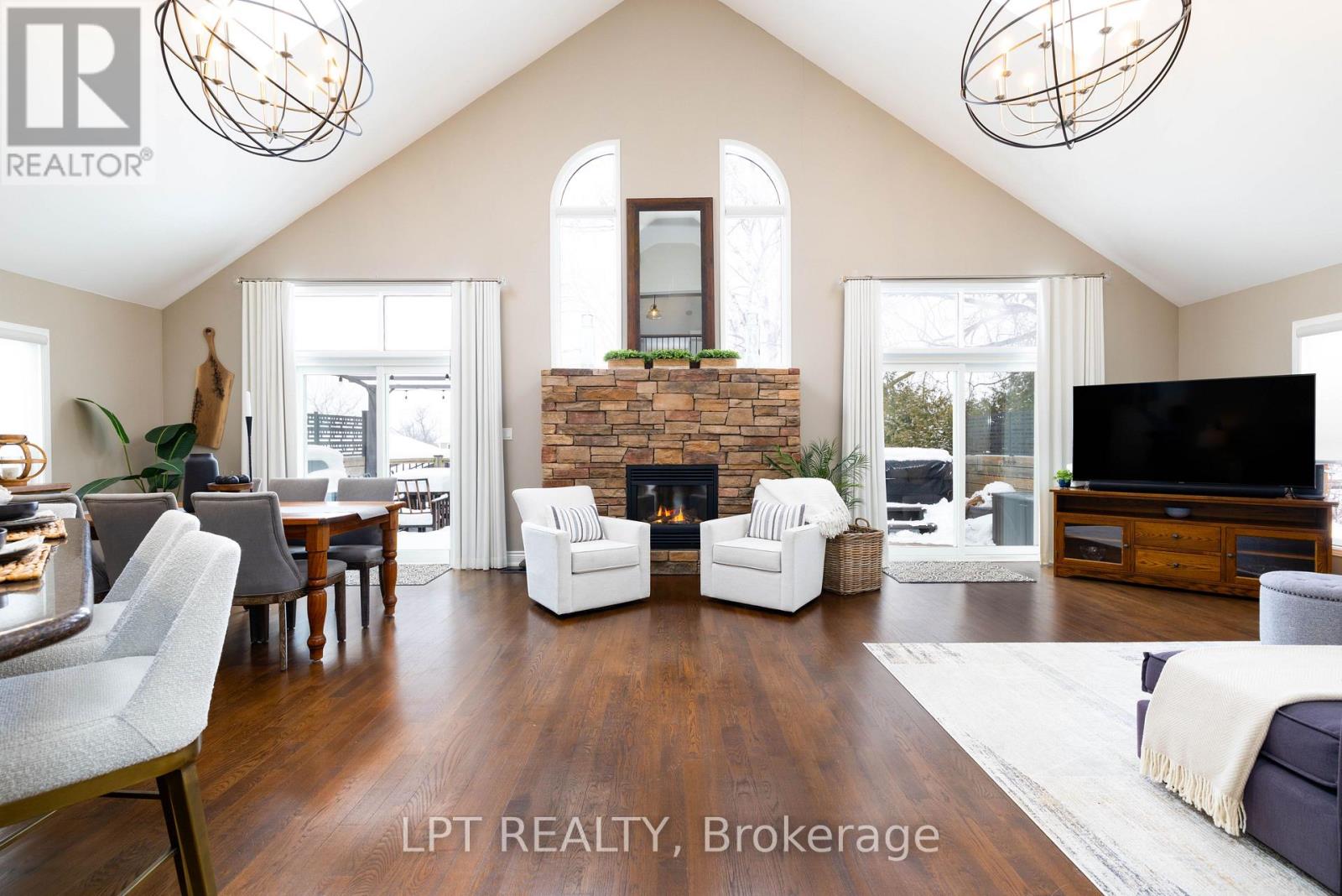 18 Canal Street, Georgina, Ontario  L4P 1K5 - Photo 10 - N12774434