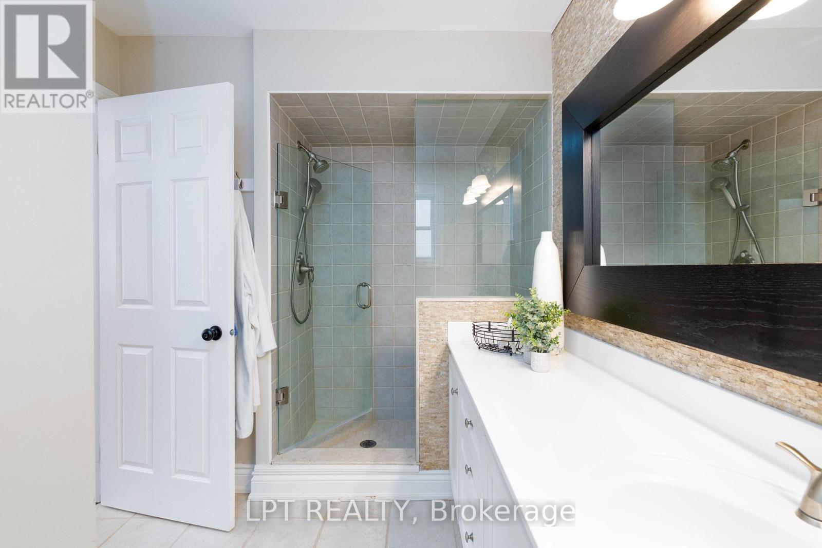 18 Canal Street, Georgina, Ontario  L4P 1K5 - Photo 21 - N12774434