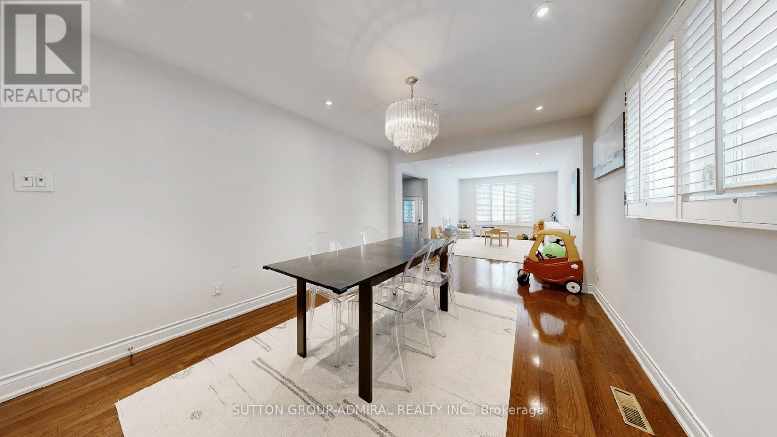 239 Rose Green Drive, Vaughan, Ontario  L4J 4R3 - Photo 4 - N12775818