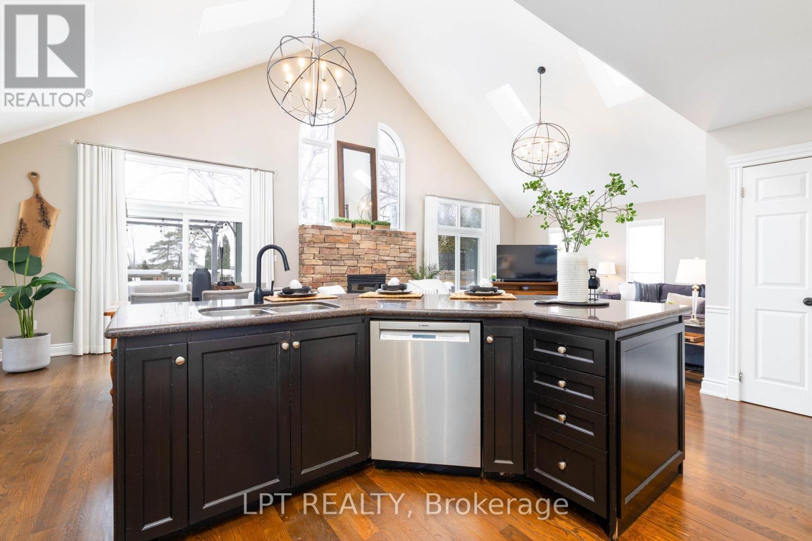 18 Canal Street, Georgina, Ontario  L4P 1K5 - Photo 16 - N12774434