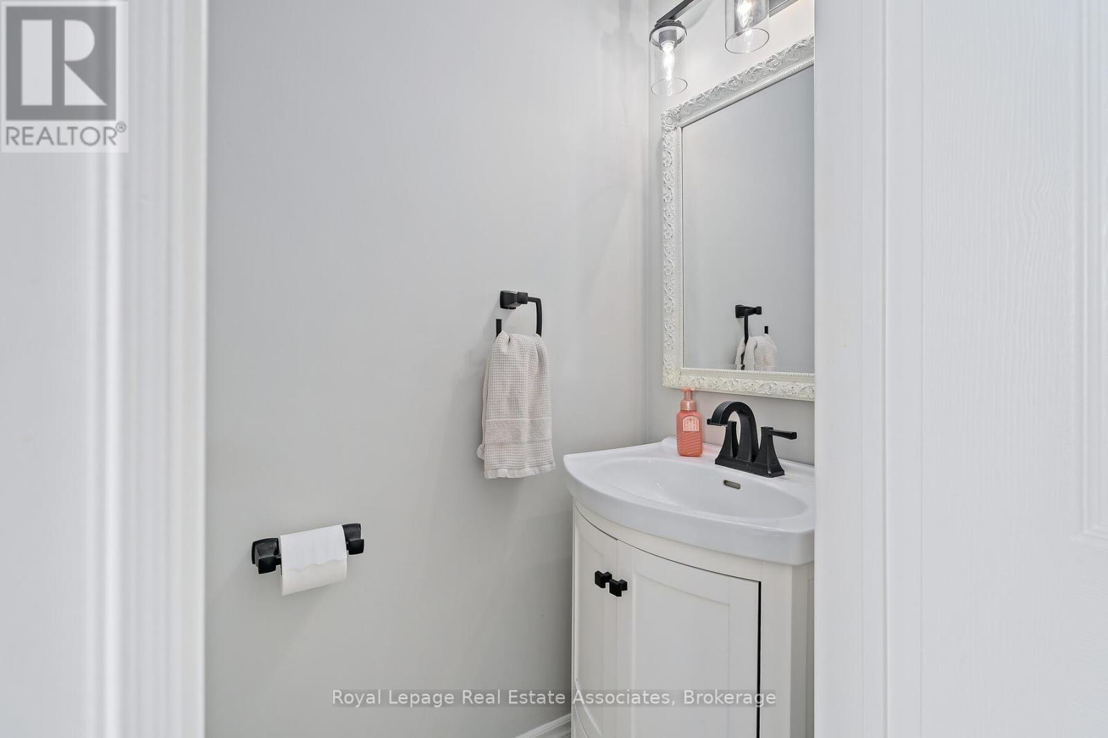 33 Bradley Drive, Halton Hills (Georgetown), Ontario  L7G 6B5 - Photo 16 - W12775654