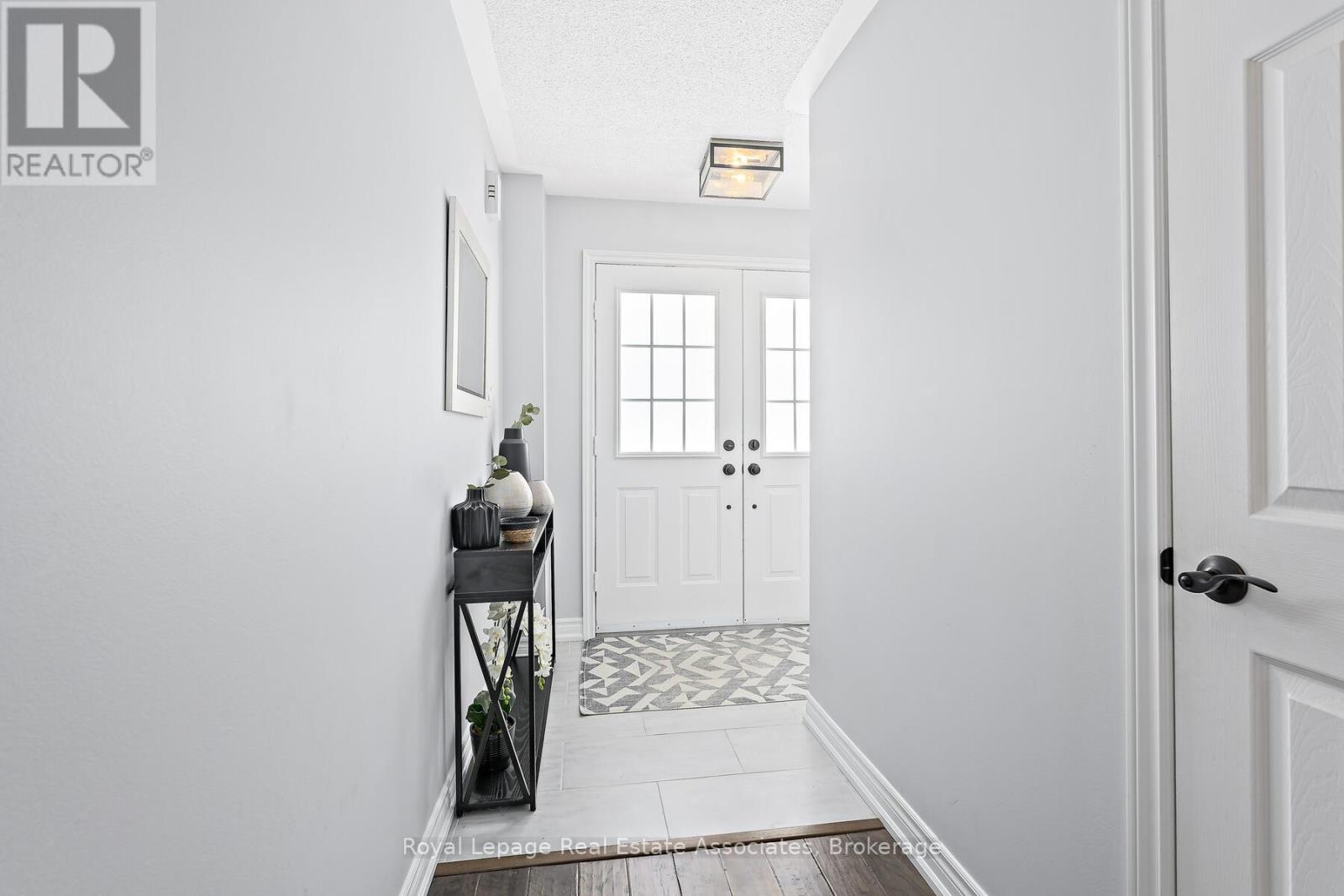 33 Bradley Drive, Halton Hills (Georgetown), Ontario  L7G 6B5 - Photo 5 - W12775654