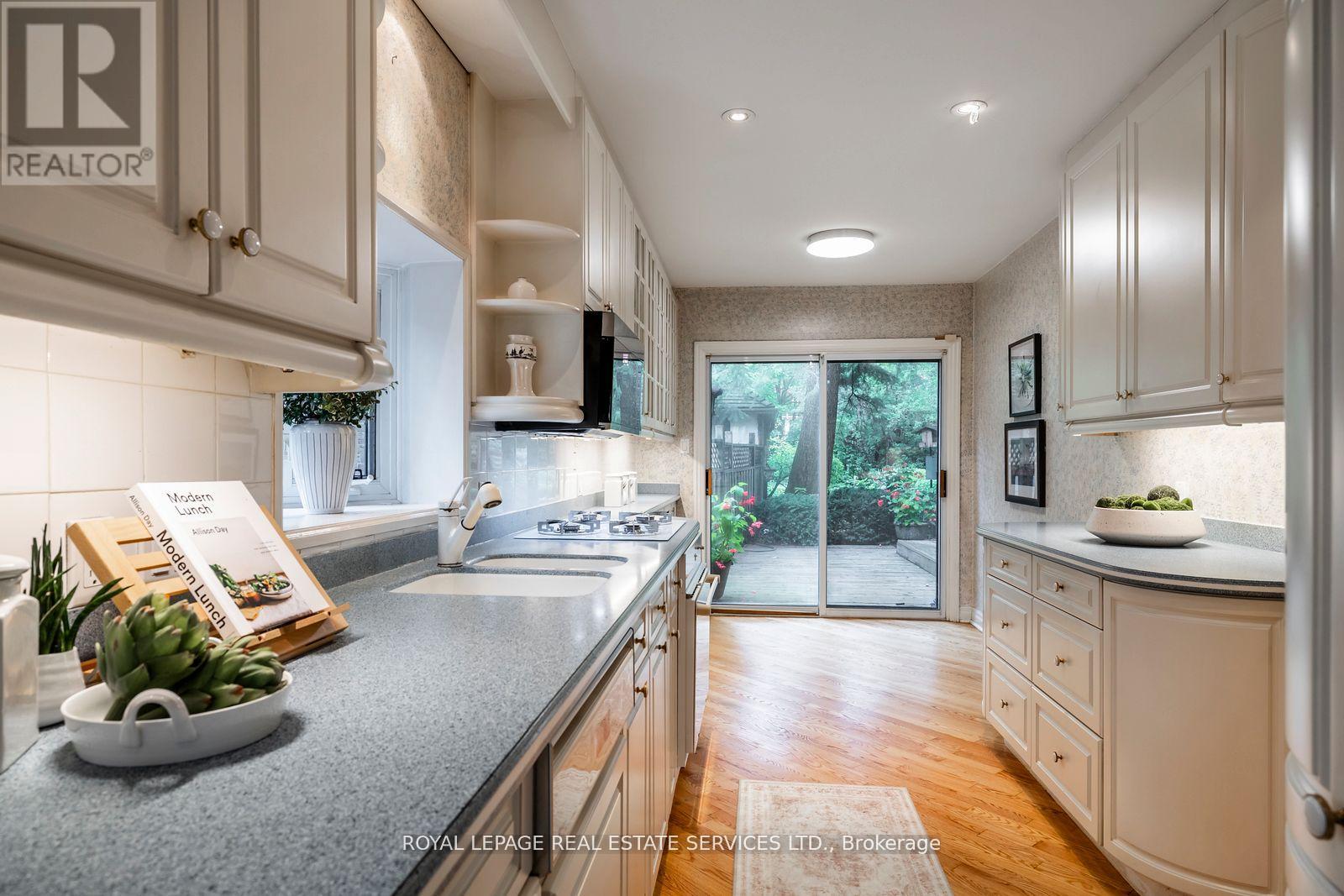 18 Queen Marys Drive, Toronto (Kingsway South), Ontario  M8X 1S2 - Photo 11 - W12775752