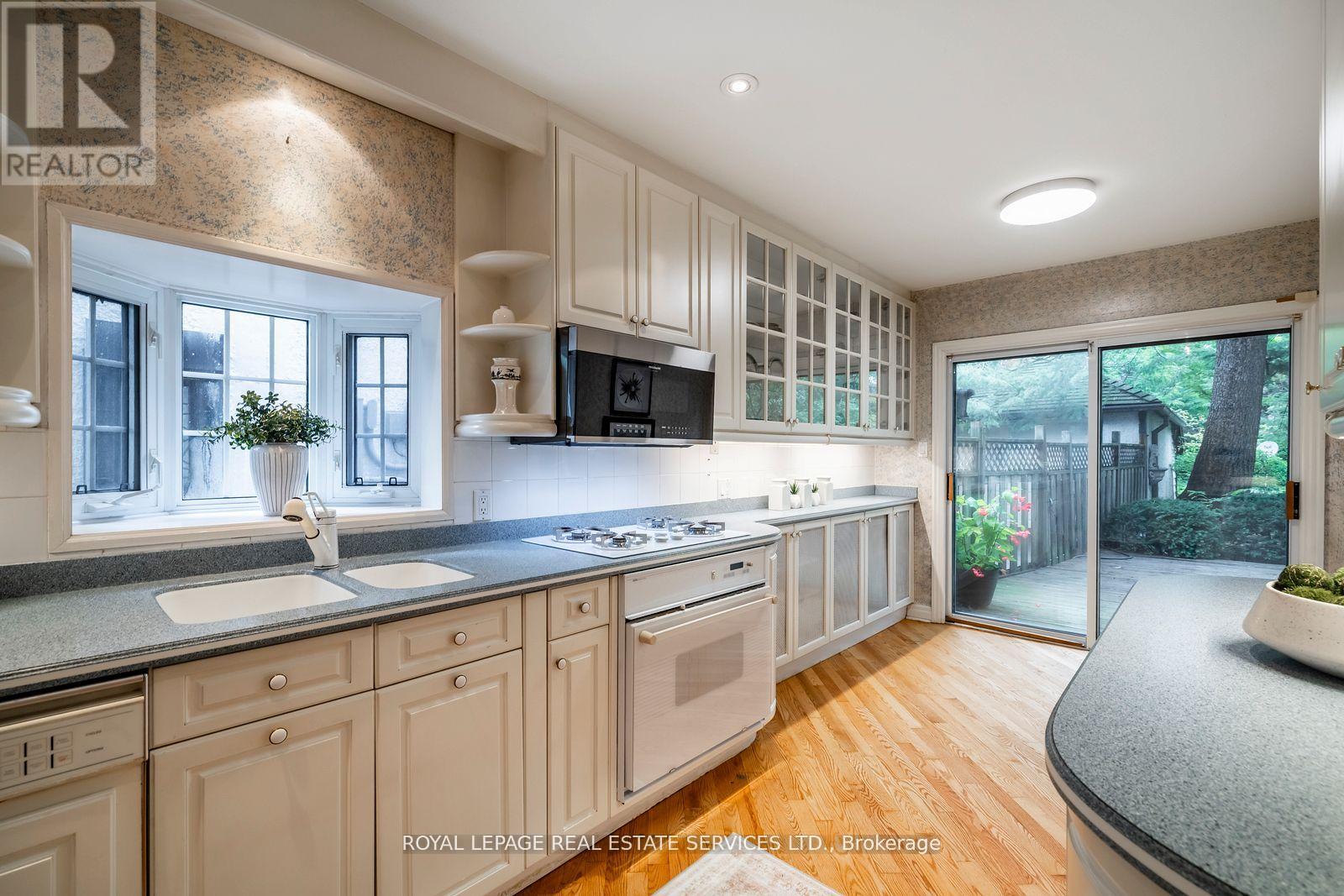 18 Queen Marys Drive, Toronto (Kingsway South), Ontario  M8X 1S2 - Photo 12 - W12775752