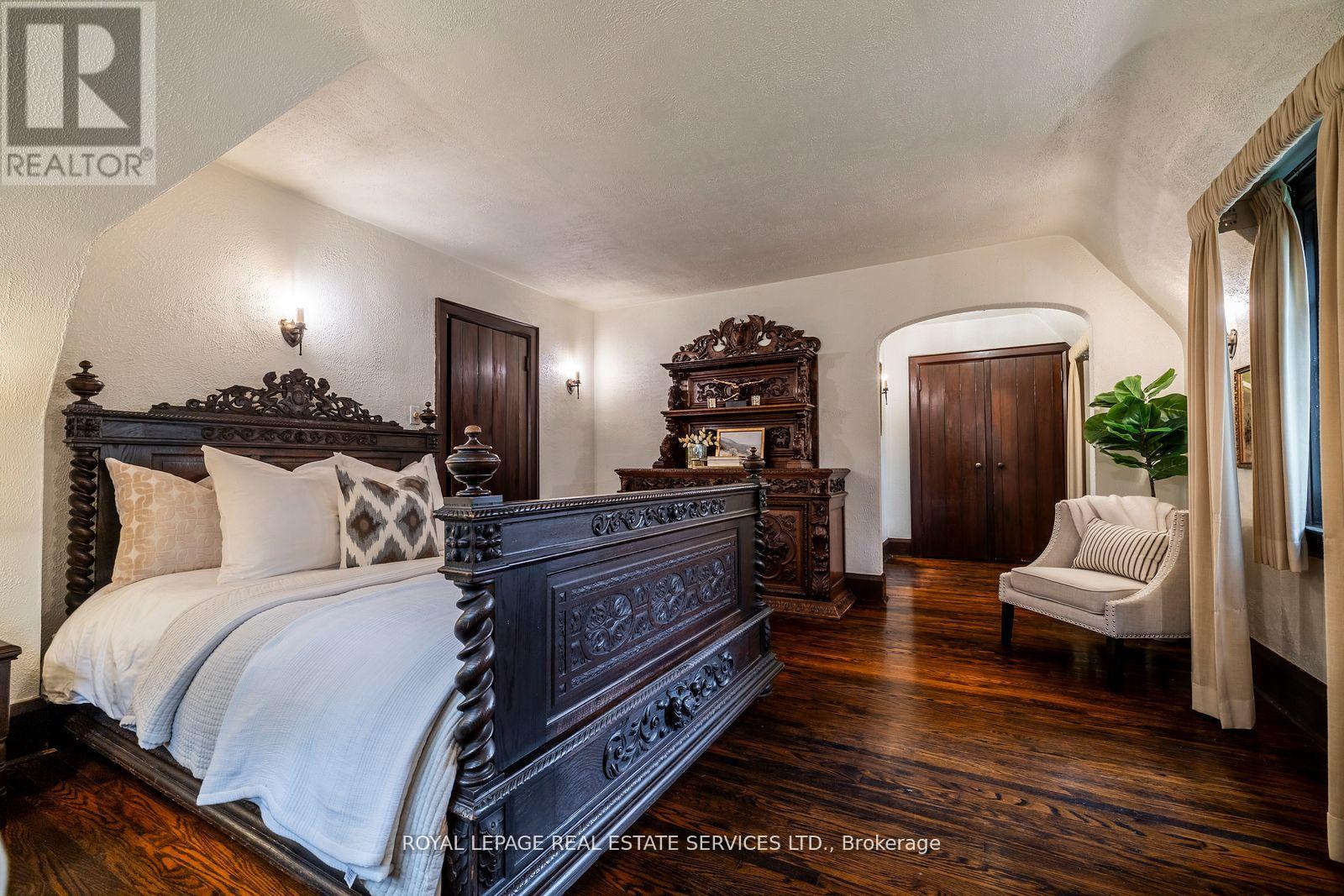 18 Queen Marys Drive, Toronto (Kingsway South), Ontario  M8X 1S2 - Photo 16 - W12775752