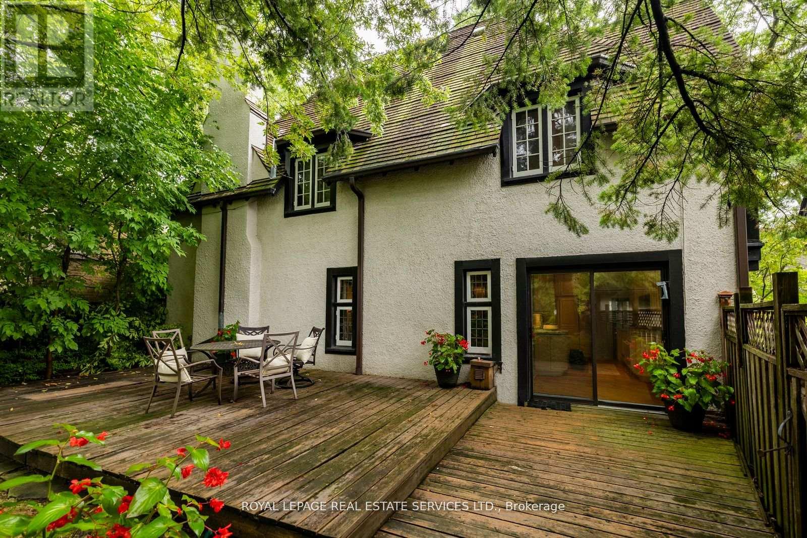 18 Queen Marys Drive, Toronto (Kingsway South), Ontario  M8X 1S2 - Photo 4 - W12775752