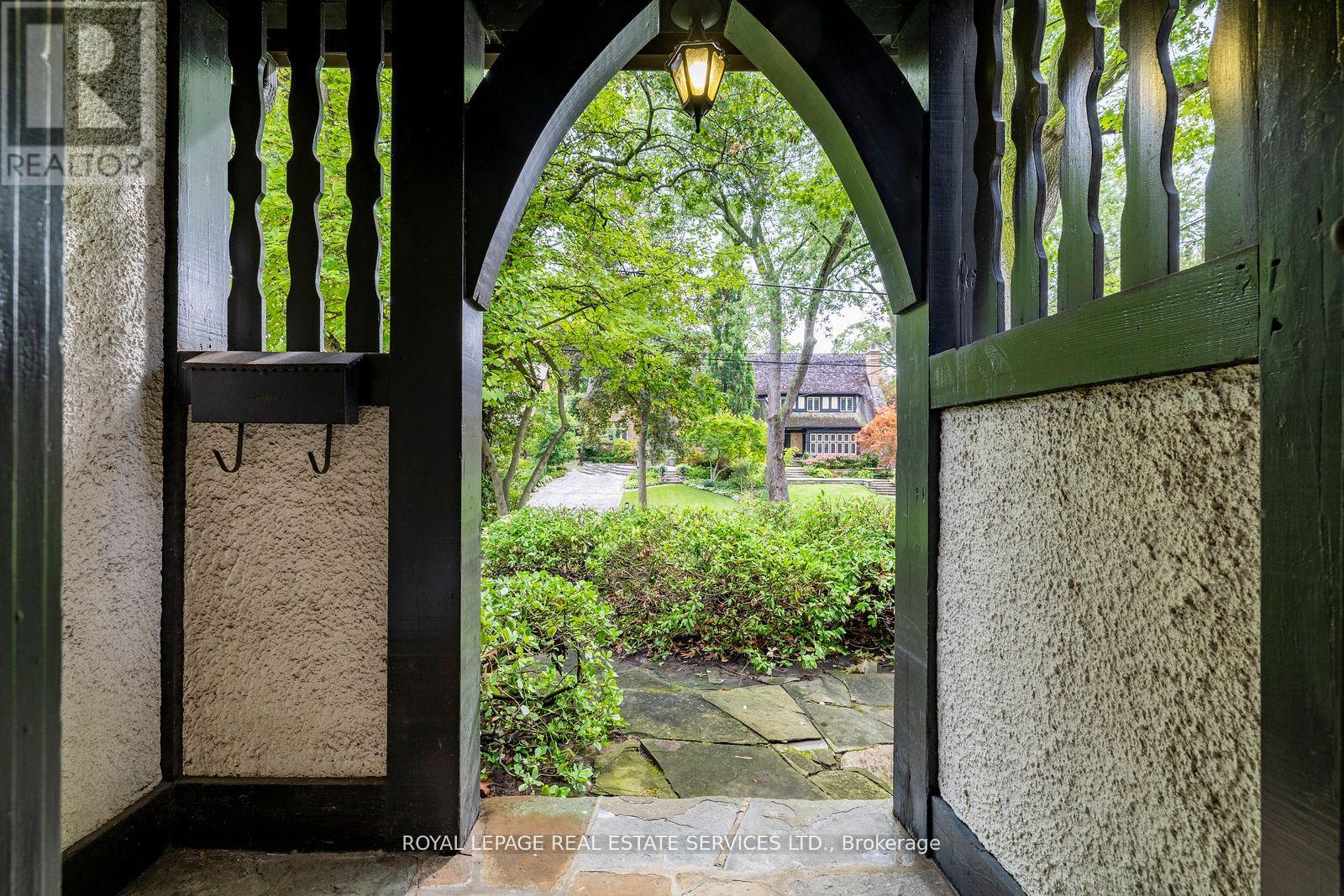 18 Queen Marys Drive, Toronto (Kingsway South), Ontario  M8X 1S2 - Photo 5 - W12775752