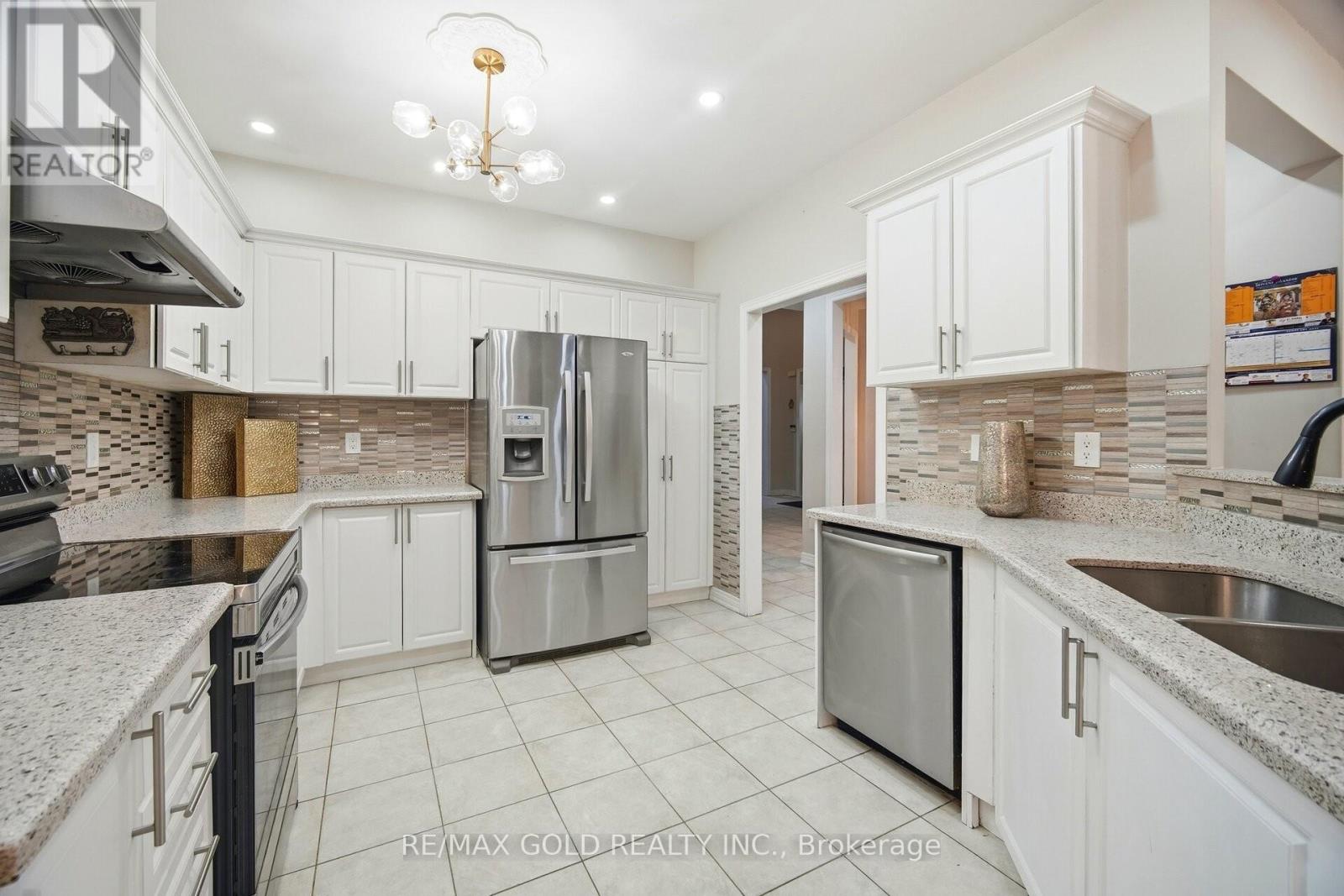 26 Gorevale Drive, Brampton, Ontario  L6P 1N9 - Photo 9 - W12775846