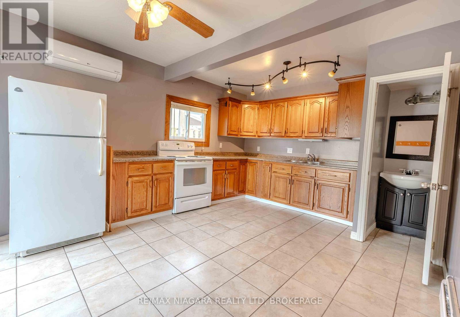 8 Garner Avenue, Welland, Ontario  L3B 2X6 - Photo 5 - X12380158