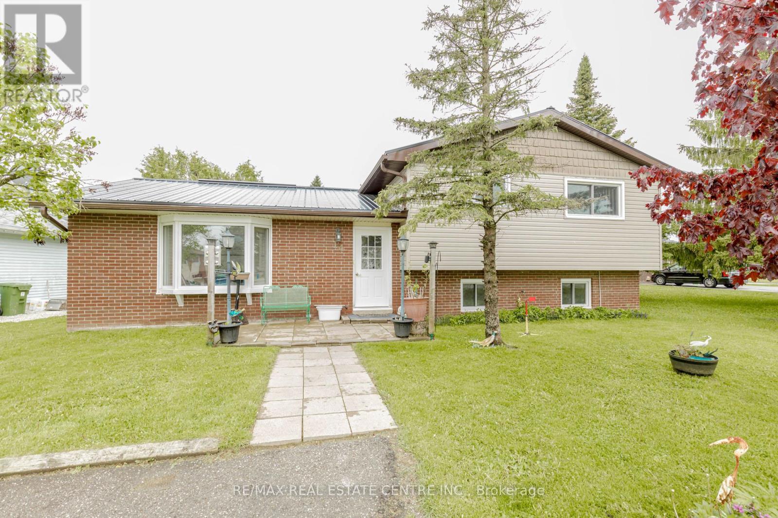 14 Pine Court, Southgate, Ontario  N0C 1B0 - Photo 2 - X12775634