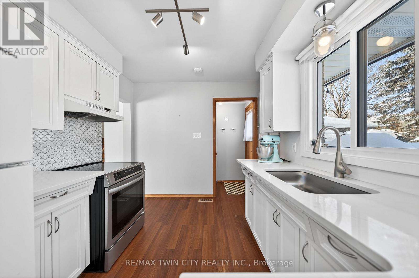 376 Greenbrook Drive, Kitchener, Ontario  N2M 4K4 - Photo 14 - X12775738