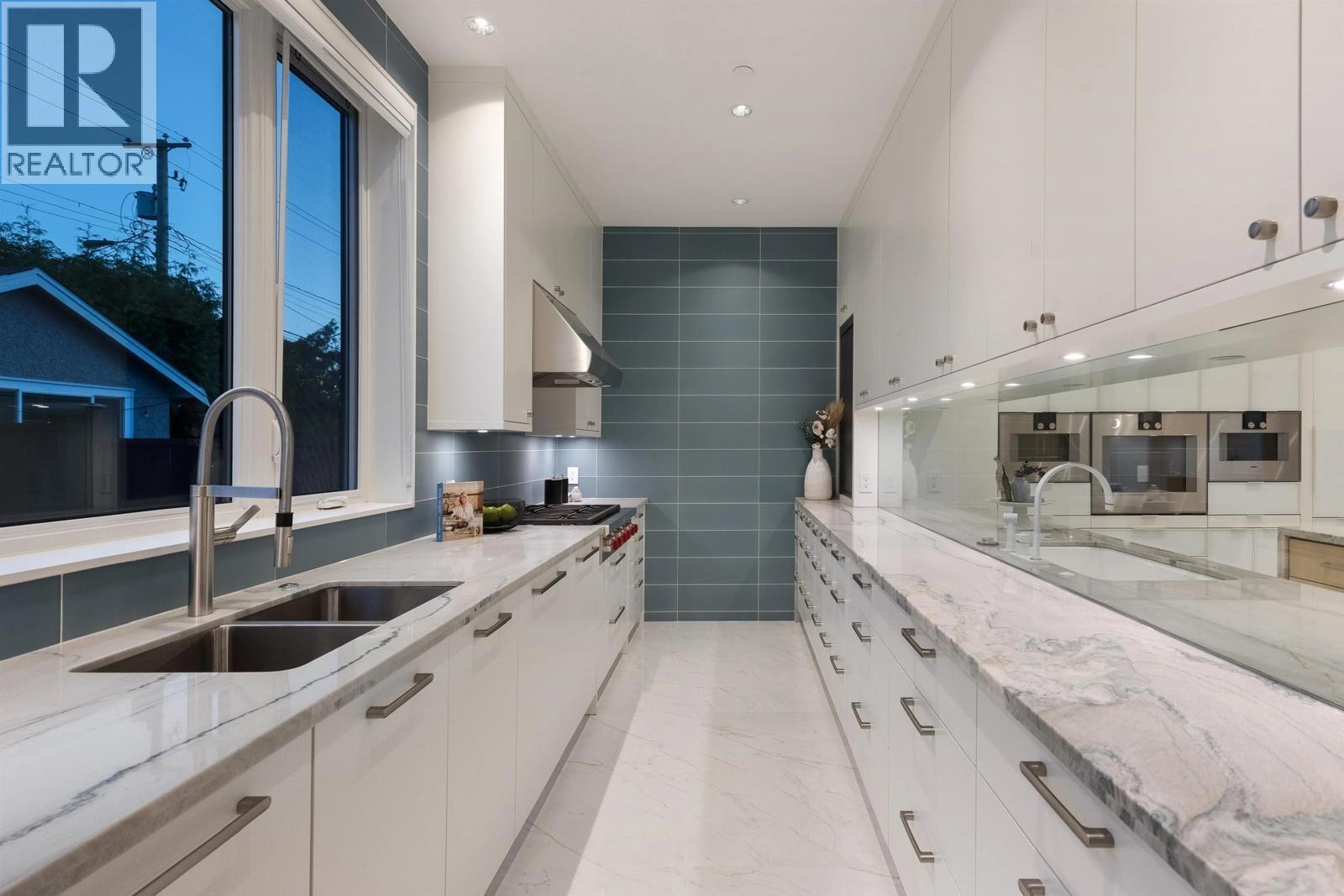 Listing Picture 15 of 40 : 1 2128 W 21ST AVENUE, Vancouver / 溫哥華 - 魯藝地產 Yvonne Lu Group - MLS Medallion Club Member