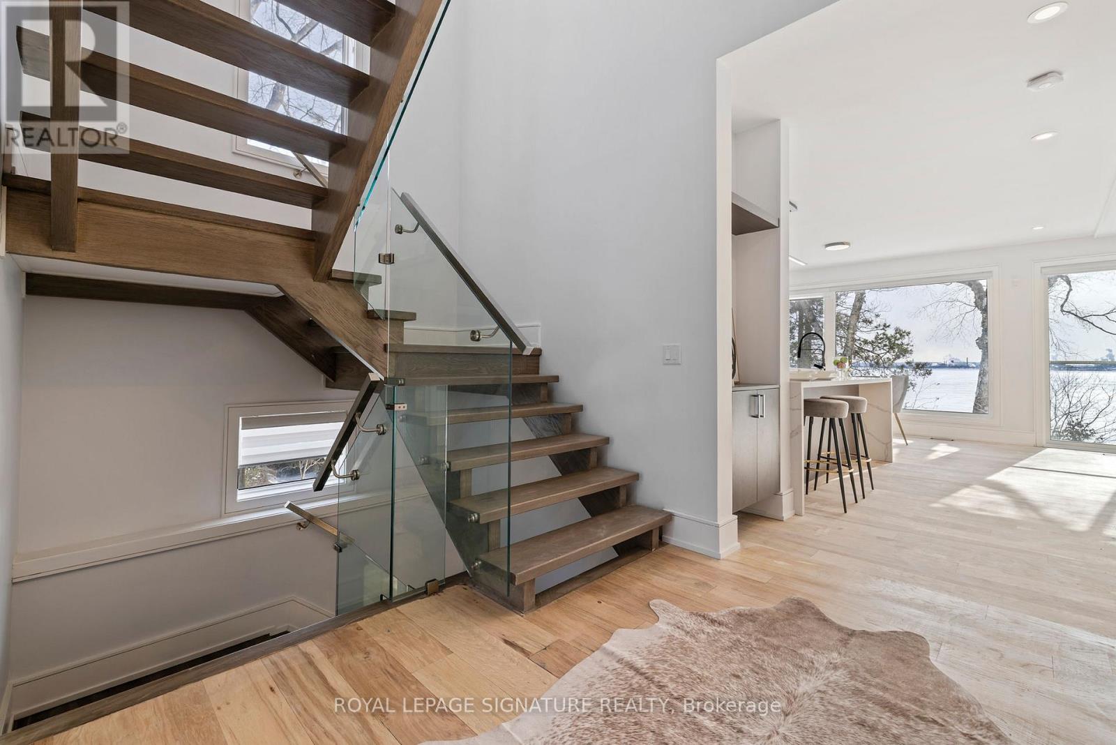 290 North Shore Boulevard E, Burlington, Ontario  L7T 1W9 - Photo 4 - W12776018