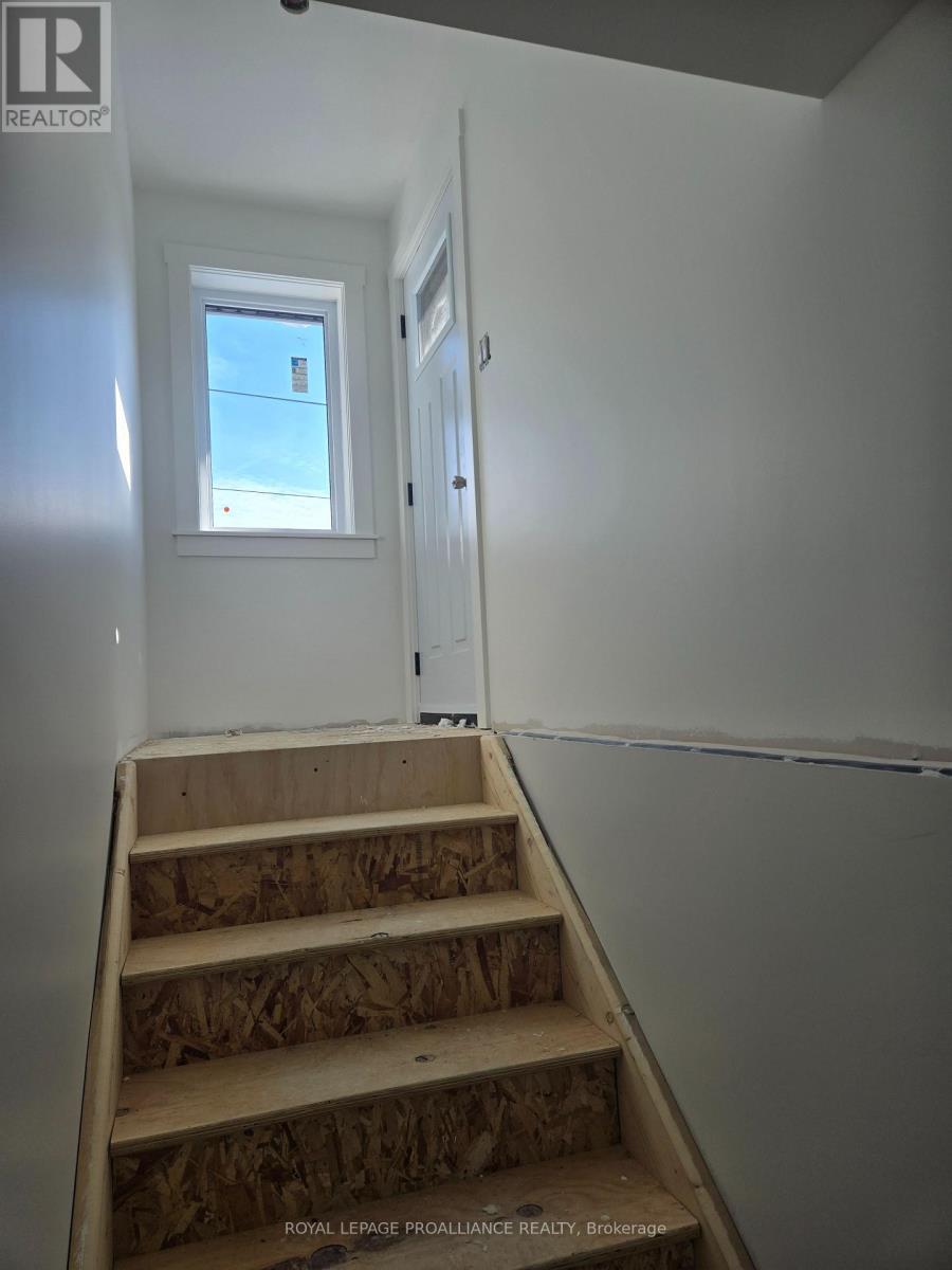 3 - 92 Lywood Street, Belleville (Thurlow Ward), Ontario  K0K 1K0 - Photo 4 - X12776268