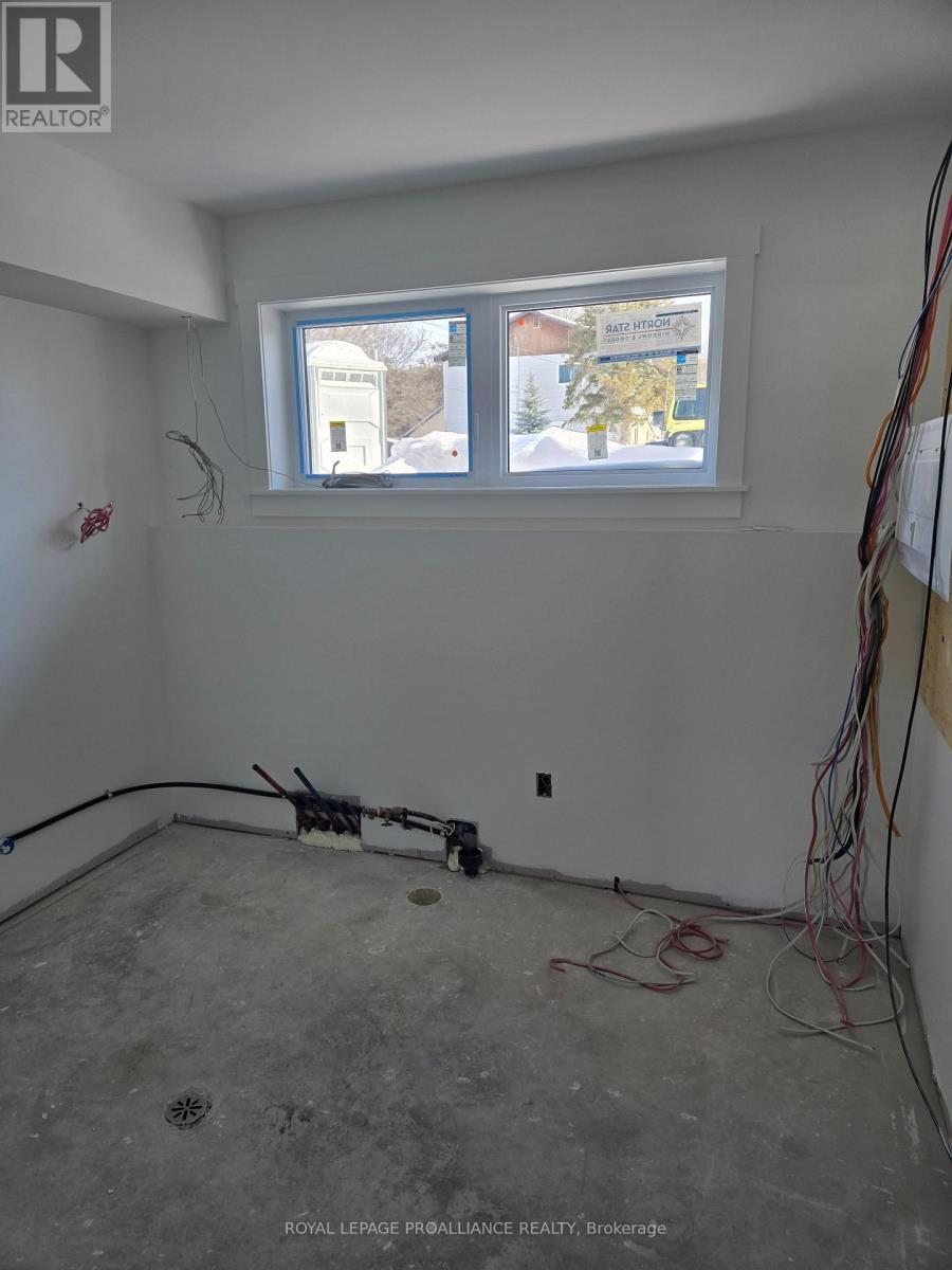 3 - 92 Lywood Street, Belleville (Thurlow Ward), Ontario  K0K 1K0 - Photo 6 - X12776268