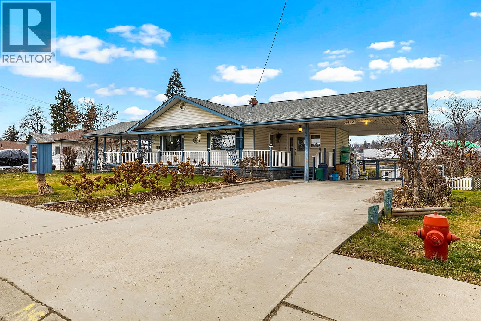 1220 CEDAR Street, Creston, British Columbia