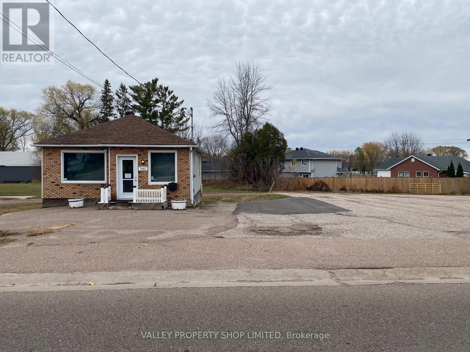 1051 PEMBROKE STREET, pembroke, Ontario