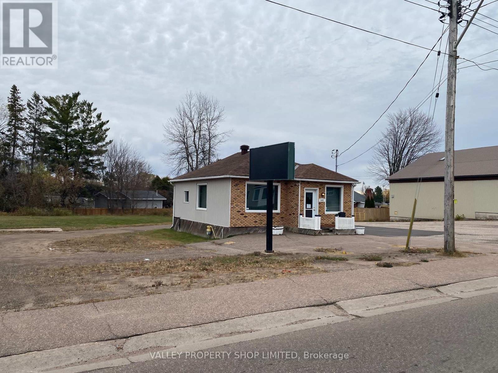 1051 Pembroke Street, Pembroke, Ontario  K8A 5R3 - Photo 2 - X12776202