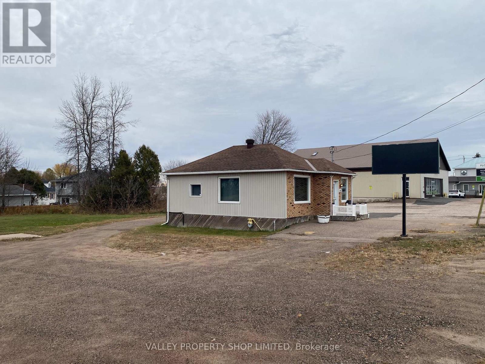 1051 Pembroke Street, Pembroke, Ontario  K8A 5R3 - Photo 3 - X12776202