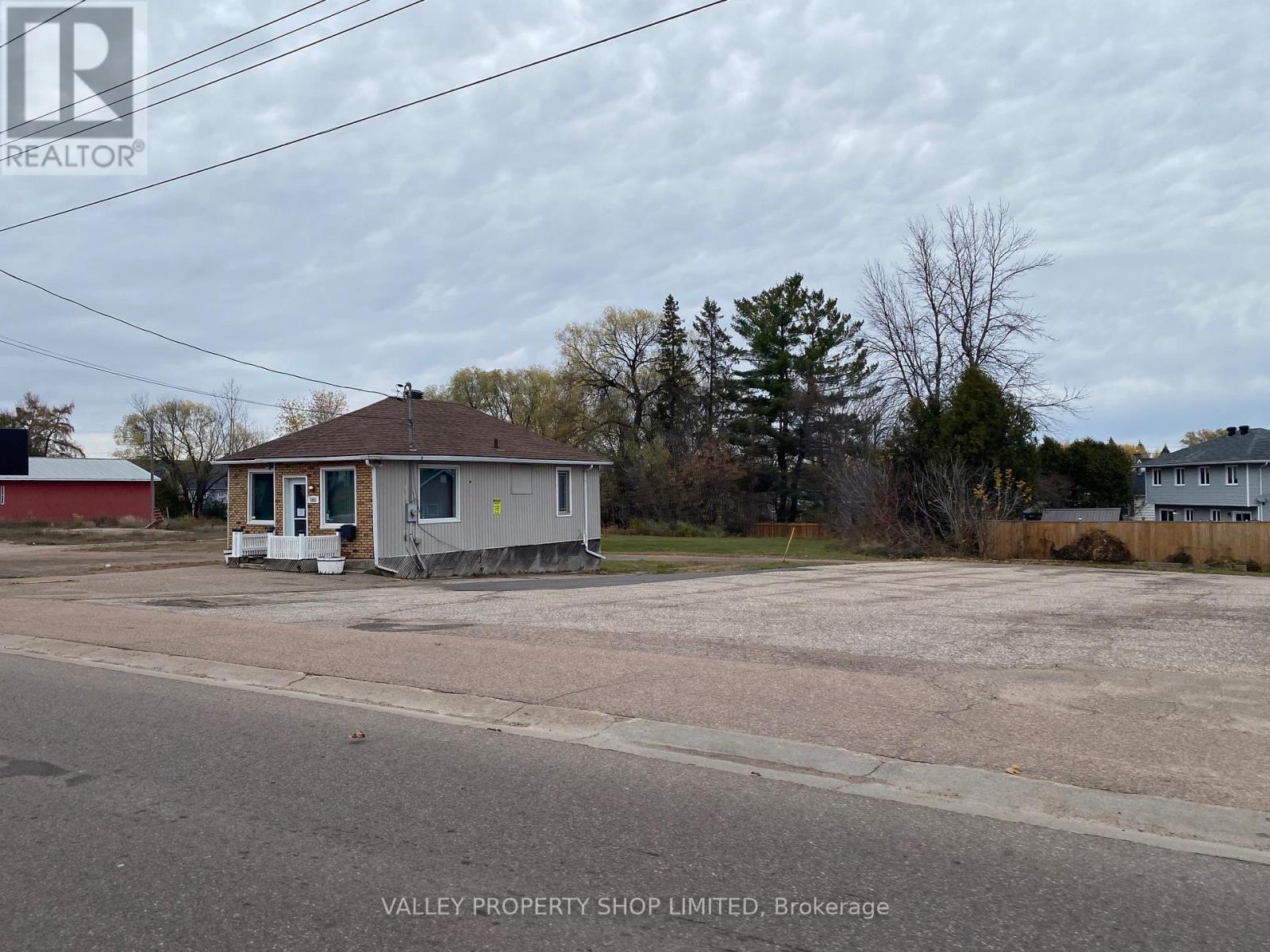 1051 Pembroke Street, Pembroke, Ontario  K8A 5R3 - Photo 4 - X12776202