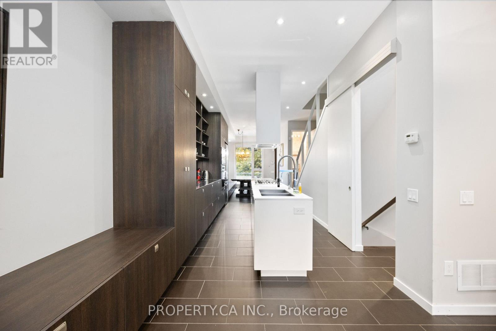 265 Roxton Road, Toronto, Ontario  M6G 3R1 - Photo 5 - C12776090