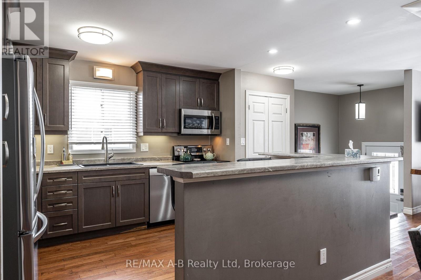 35 Maxwell Street, St. Marys, Ontario  N4X 1B3 - Photo 12 - X12775074