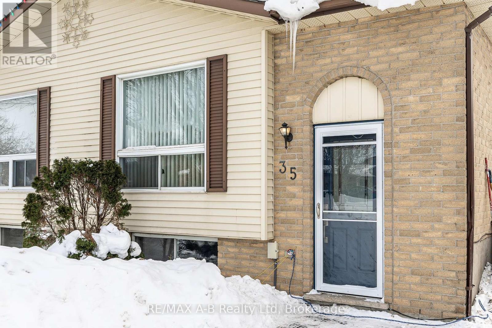 35 Maxwell Street, St. Marys, Ontario  N4X 1B3 - Photo 2 - X12775074