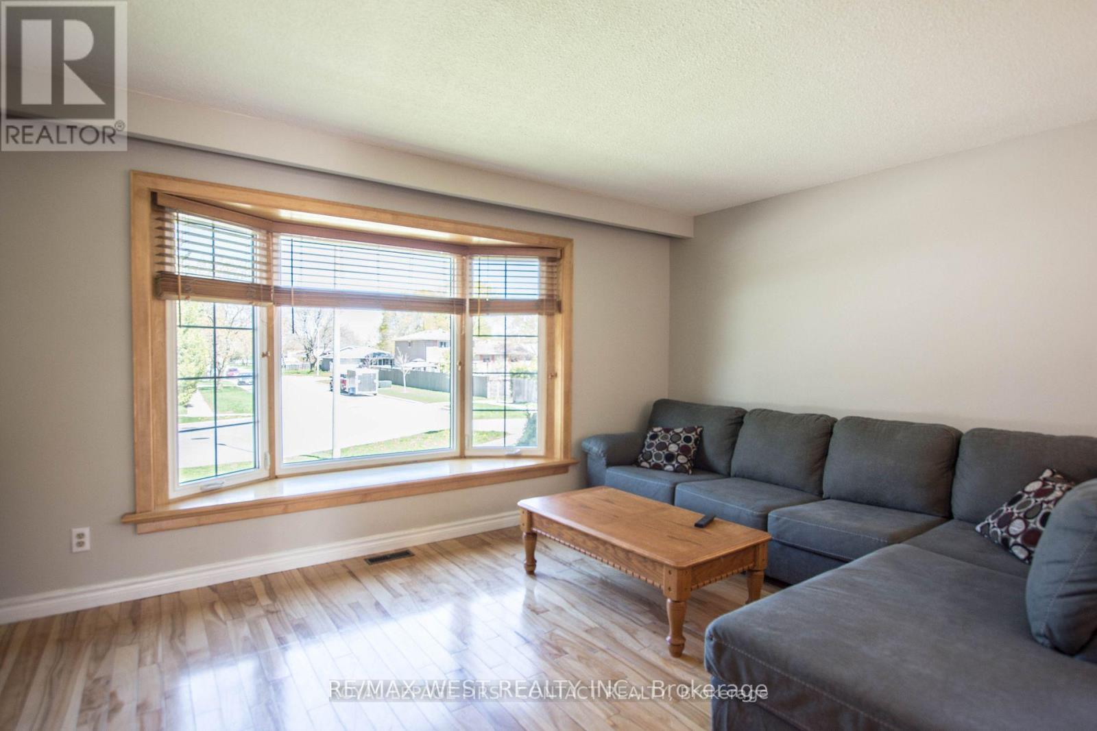 43 Clover Avenue, Barrie, Ontario  L4N 5E2 - Photo 3 - S12776048