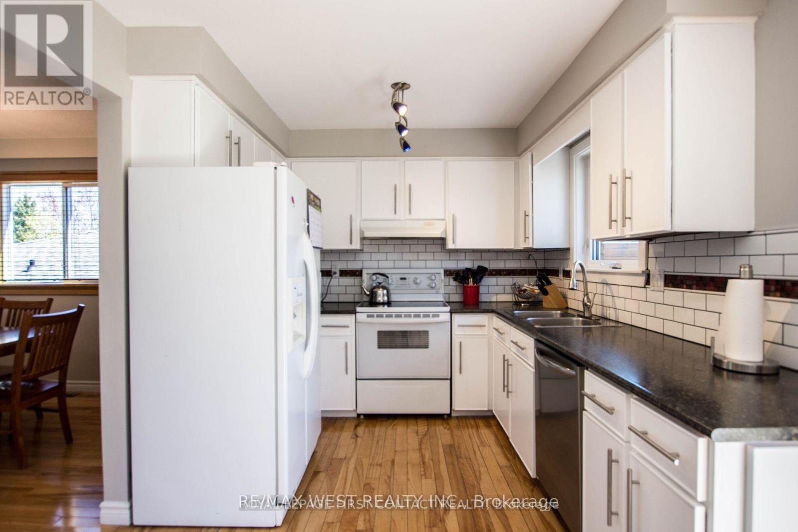 43 Clover Avenue, Barrie, Ontario  L4N 5E2 - Photo 4 - S12776048