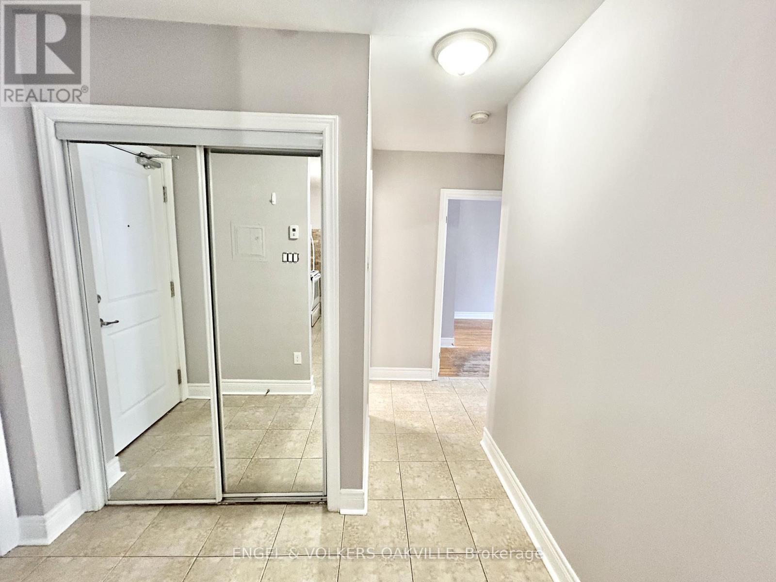 206 - 15 Thirty Third Street, Toronto, Ontario  M8W 3G7 - Photo 4 - W12776156