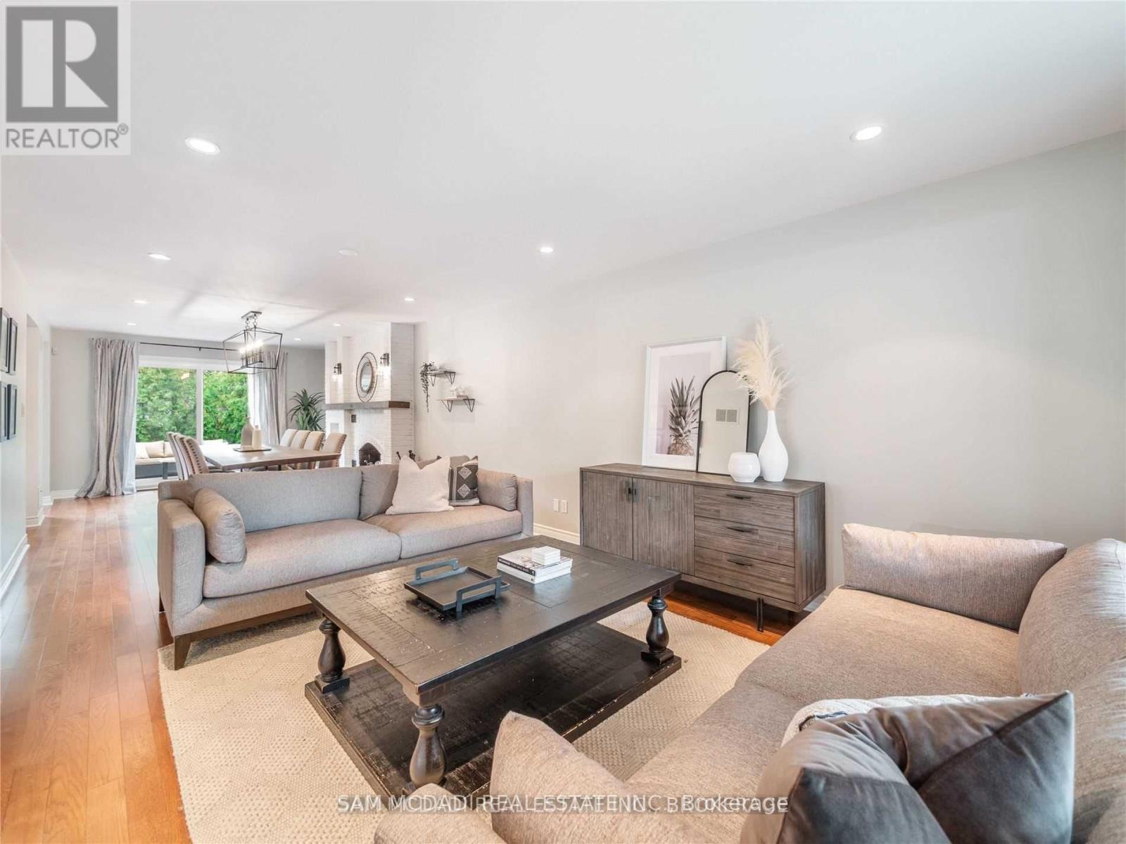 2212 Florian (Upper) Road, Mississauga, Ontario  L5A 2M4 - Photo 2 - W12776272