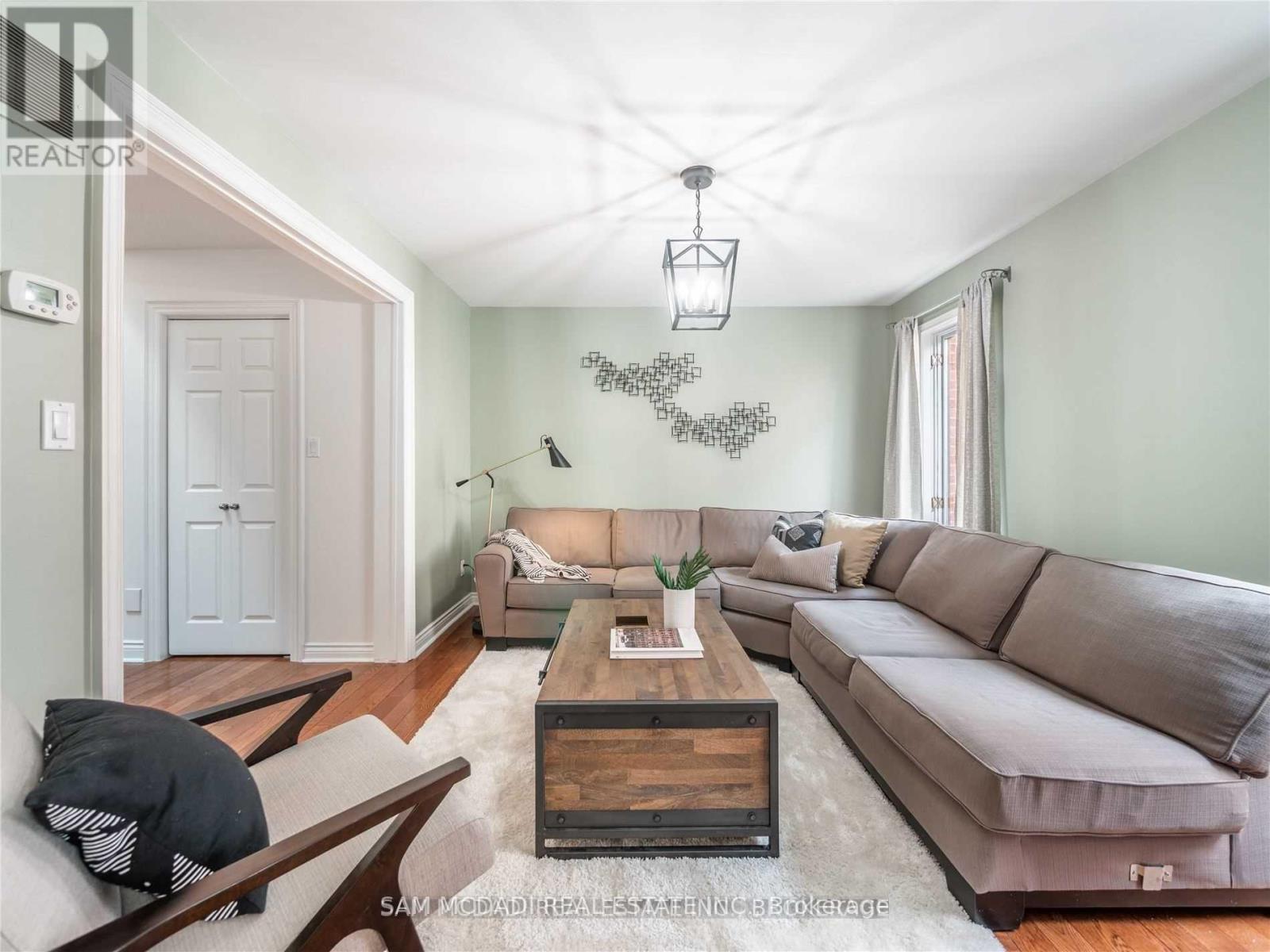 2212 Florian (Upper) Road, Mississauga, Ontario  L5A 2M4 - Photo 4 - W12776272