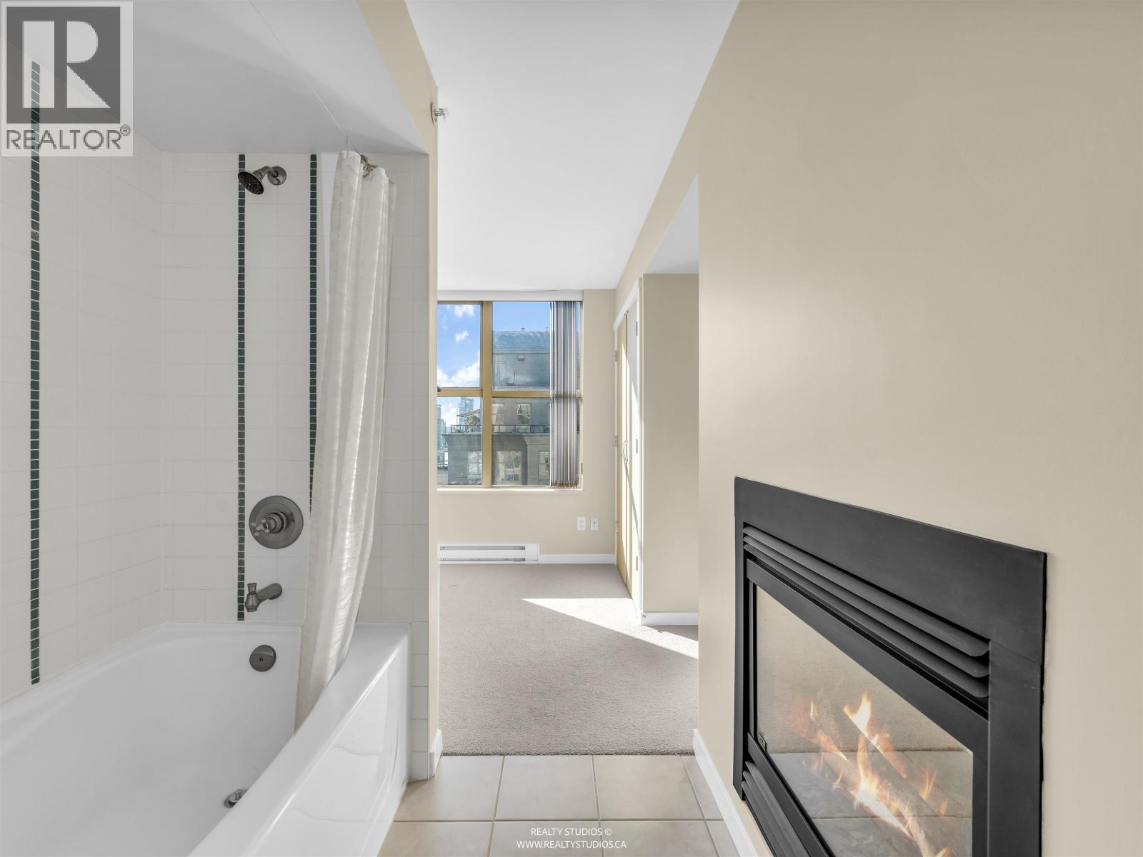 Listing Picture 15 of 39 : 2208 969 RICHARDS STREET, Vancouver / 溫哥華 - 魯藝地產 Yvonne Lu Group - MLS Medallion Club Member