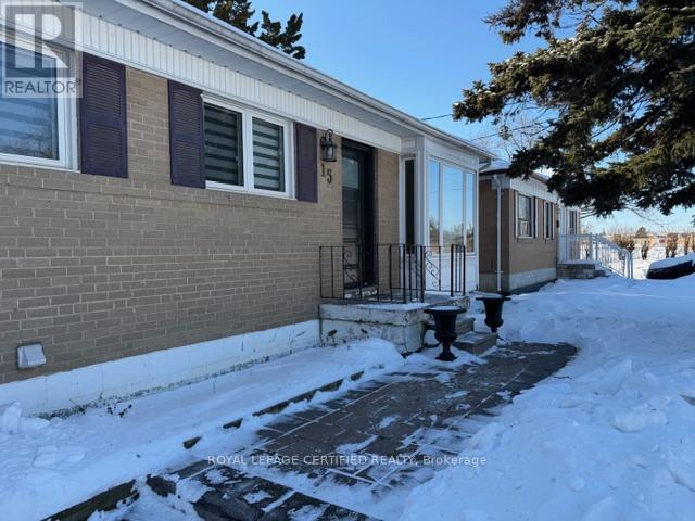 15 Glendale Avenue, Brampton, Ontario  L6X 1X2 - Photo 2 - W12774974