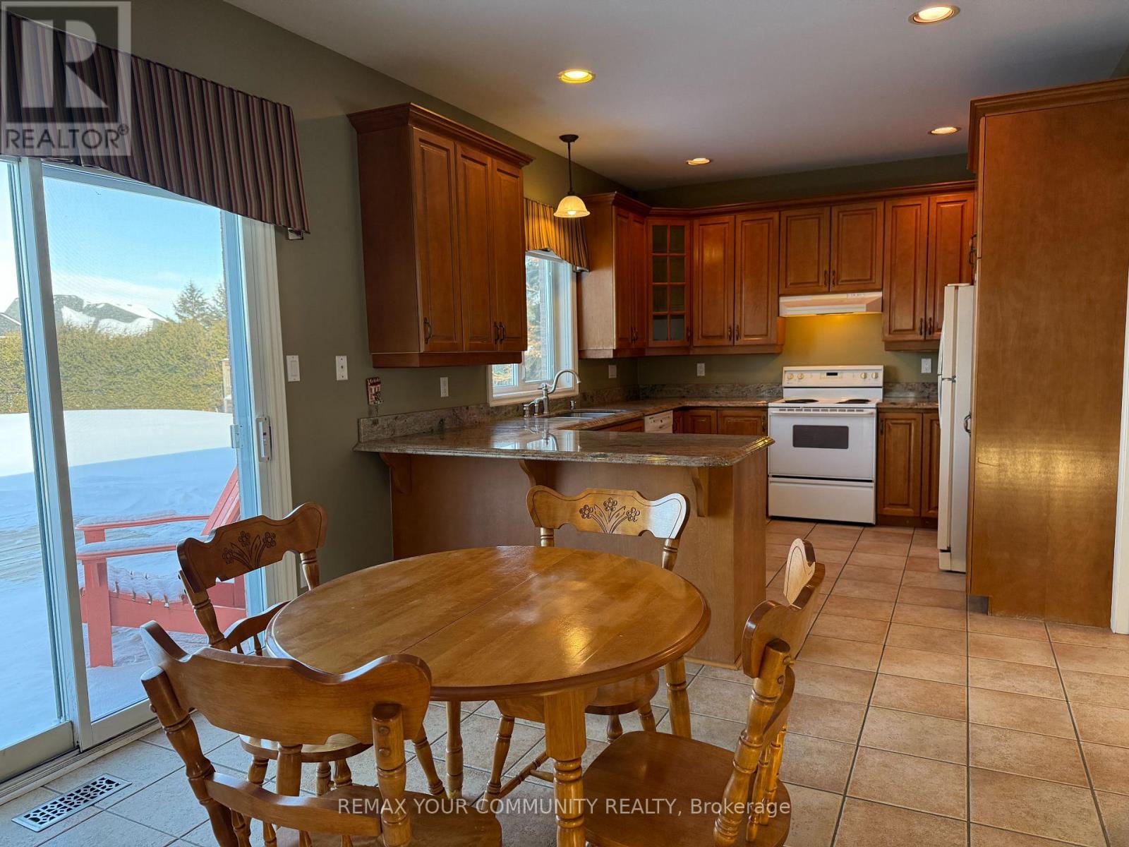 22 Whitebirch Lane, East Gwillimbury, Ontario  L0G 1V0 - Photo 2 - N12776354