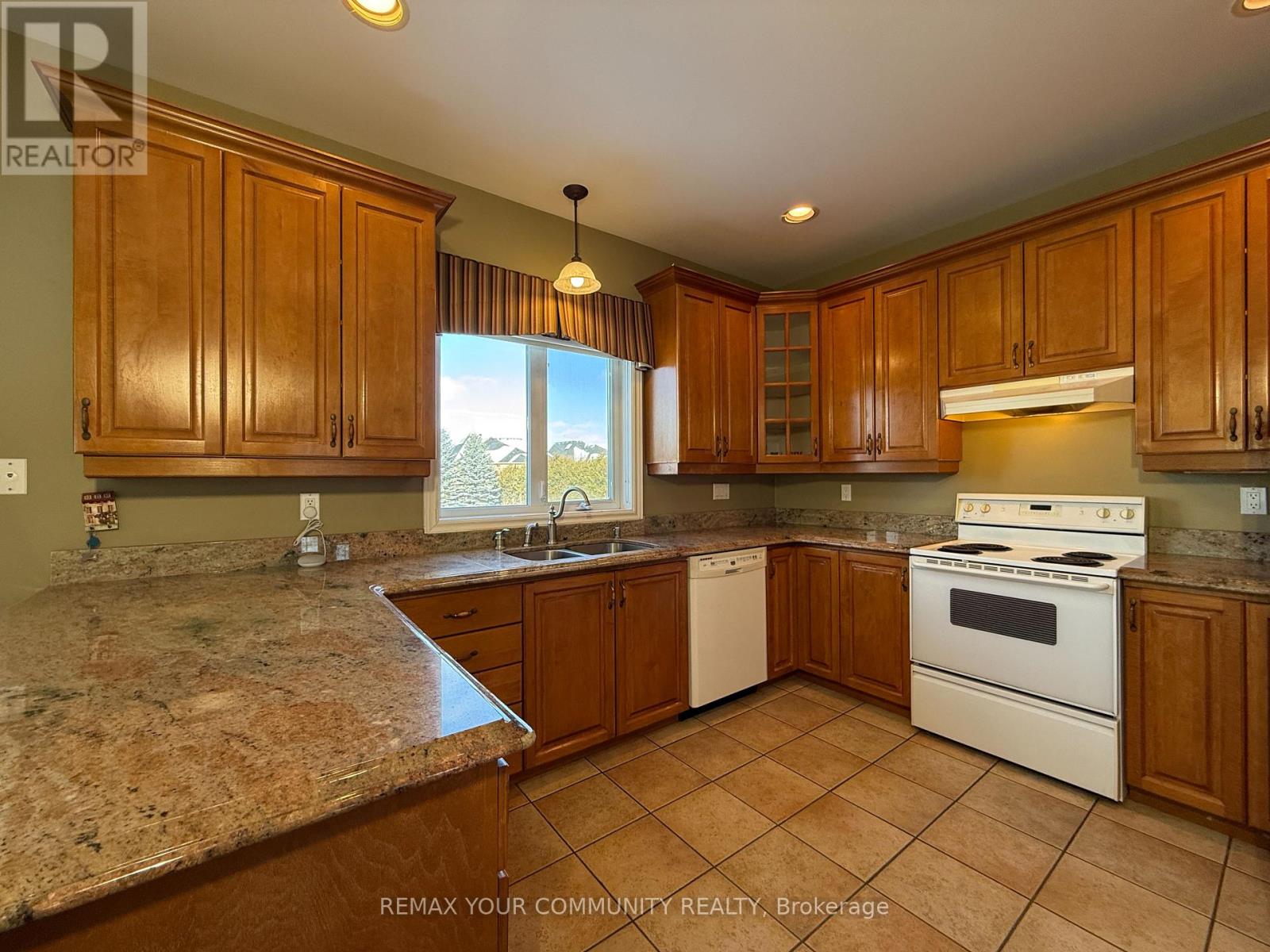 22 Whitebirch Lane, East Gwillimbury, Ontario  L0G 1V0 - Photo 4 - N12776354