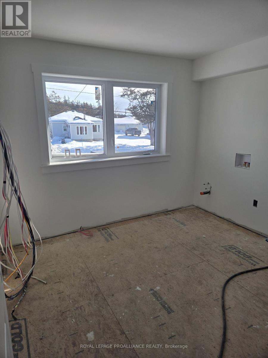 2 - 92 Lywood Street, Belleville, Ontario  K0K 1K0 - Photo 4 - X12776522