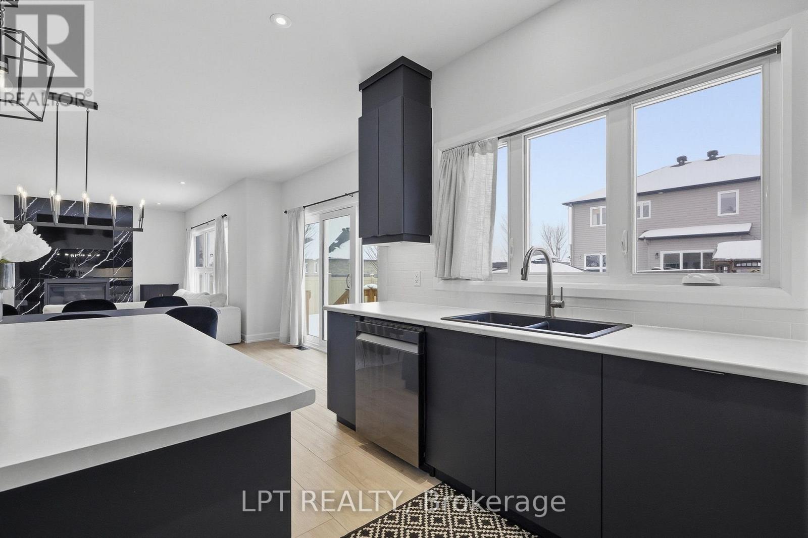 301 Moonlight Drive, Russell, Ontario  K4R 0L1 - Photo 12 - X12776570