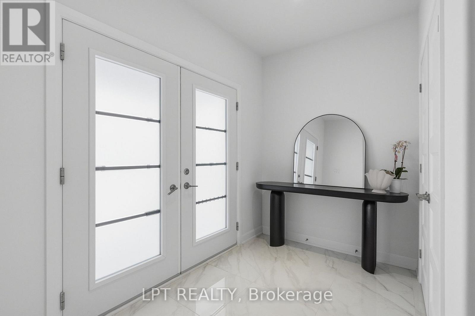 301 Moonlight Drive, Russell, Ontario  K4R 0L1 - Photo 3 - X12776570