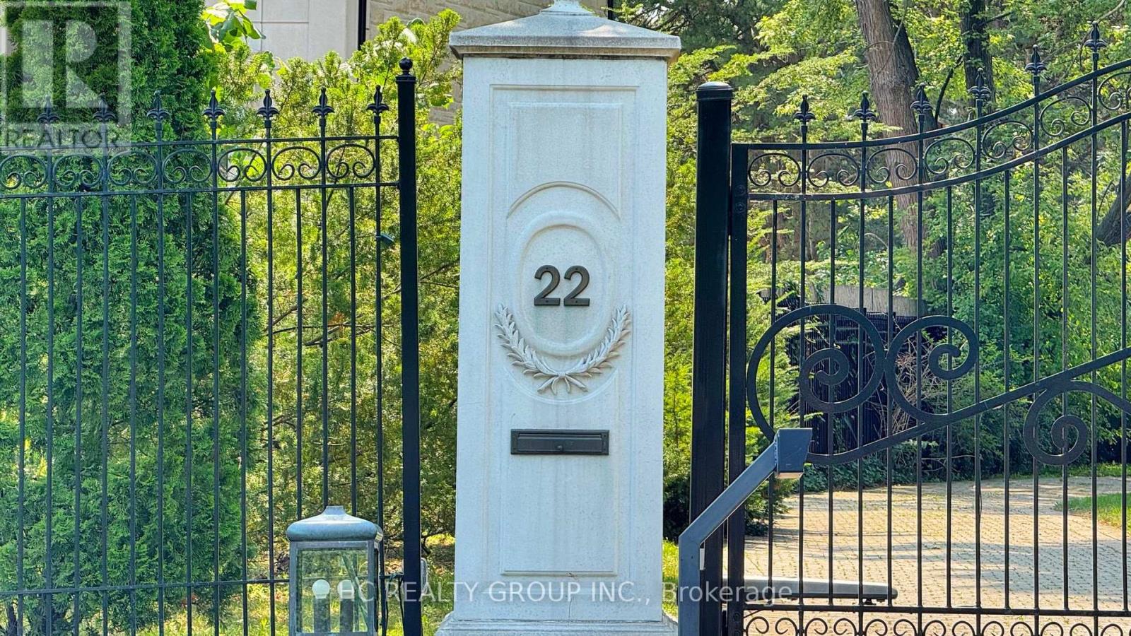 22&20 Park Lane Circle, Toronto, Ontario  M3B 1Z7 - Photo 2 - C12776560