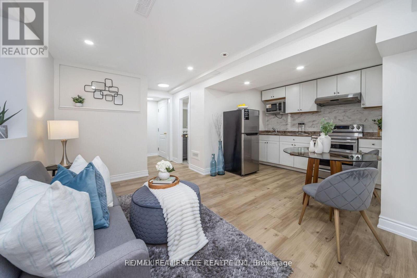 7307 Cork Tree Row, Mississauga, Ontario  L5N 8N9 - Photo 2 - W12776222