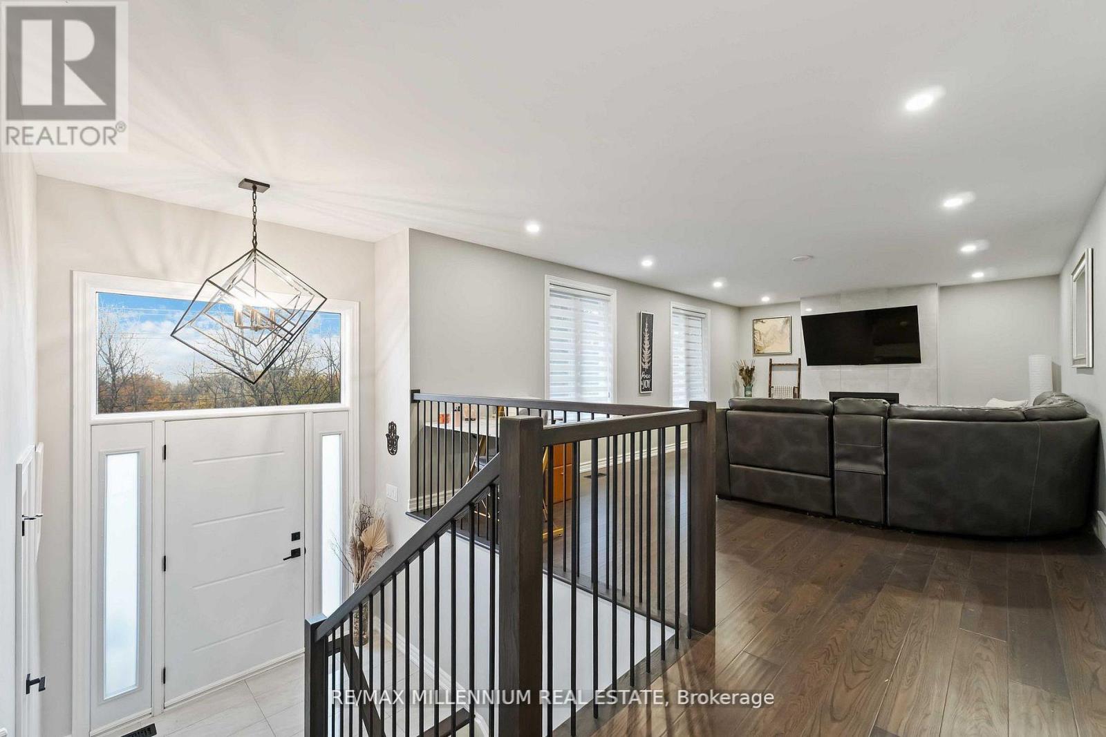 45 Bradley Street, St. Catharines, Ontario  L2T 1R5 - Photo 2 - X12776488