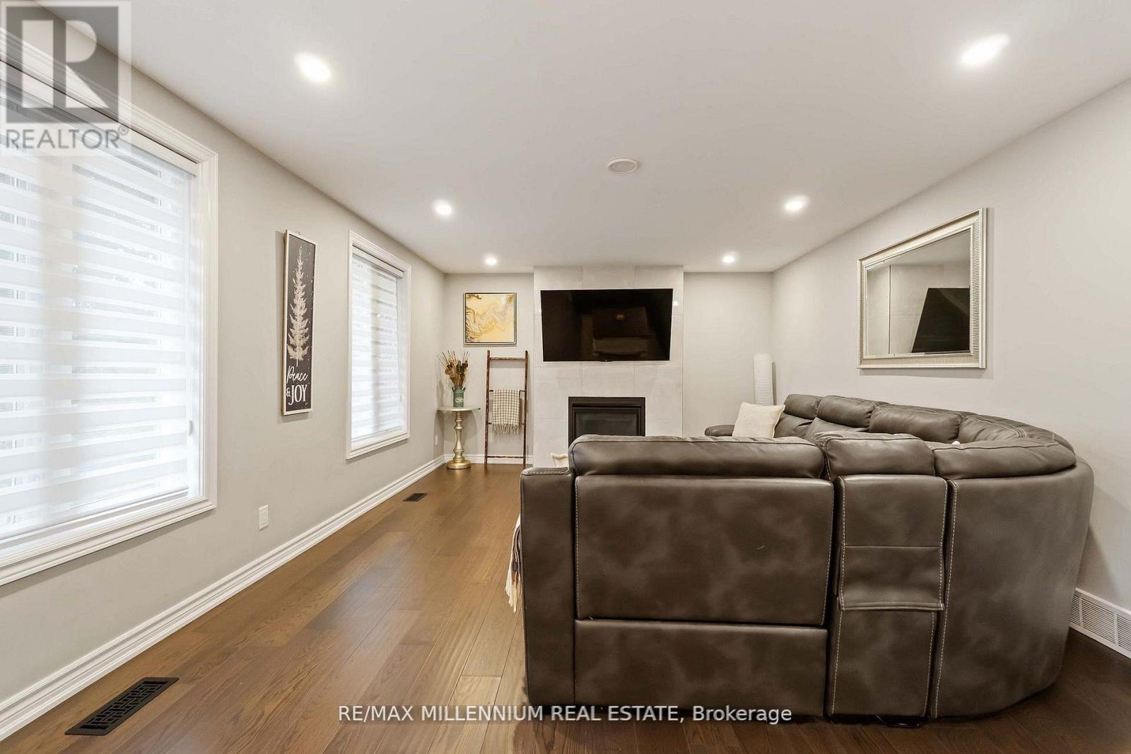 45 Bradley Street, St. Catharines, Ontario  L2T 1R5 - Photo 9 - X12776488